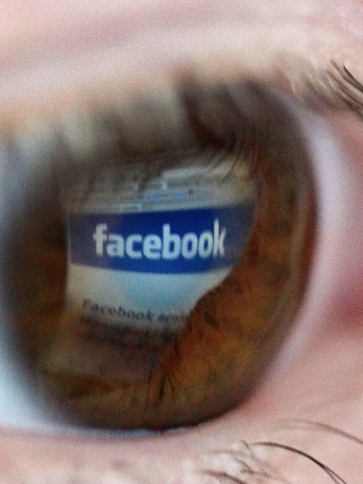 ARCHIV - ILLUSTRATION - Das Logo der Internet-Seite von Facebook spiegelt sich am 08.09.2011 in Köln in einer Pupille (Aufnahme gespiegelt). Am 17.10.2016 muss sich in einem Berufungsprozess in Würzburg (Bayern) ein Mann wegen Hetze auf Facebook verantworten.
Foto: Oliver Berg/dpa +++(c) dpa - Bildfunk+++