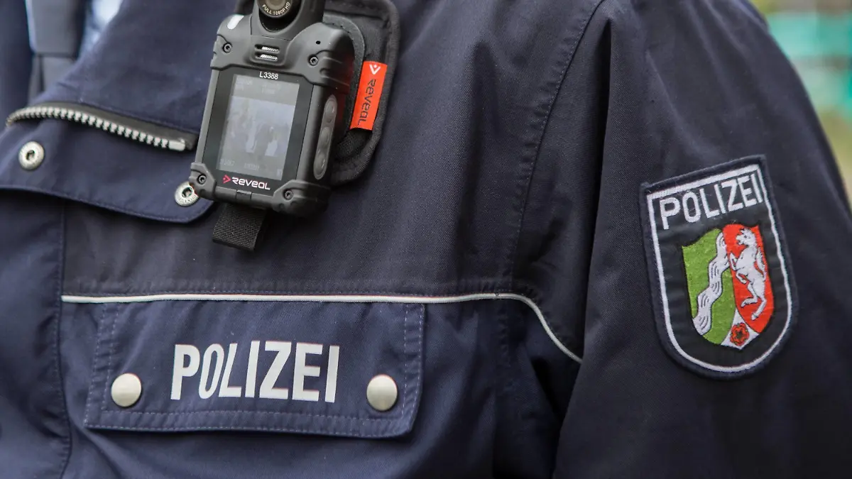 Body-Cam an der Uniform Jacke eines Polizisten Streifenteams der NRW-Polizei gehen mit Body-Cams in den Einsatz, Pressetermin, Duesseldorf, Politik, 10.04.17 Duesseldorf Nordrhein-Westfalen Germany Innenministerium Copyright: xAgentur54Gradx/xChristianxDeutzmannx