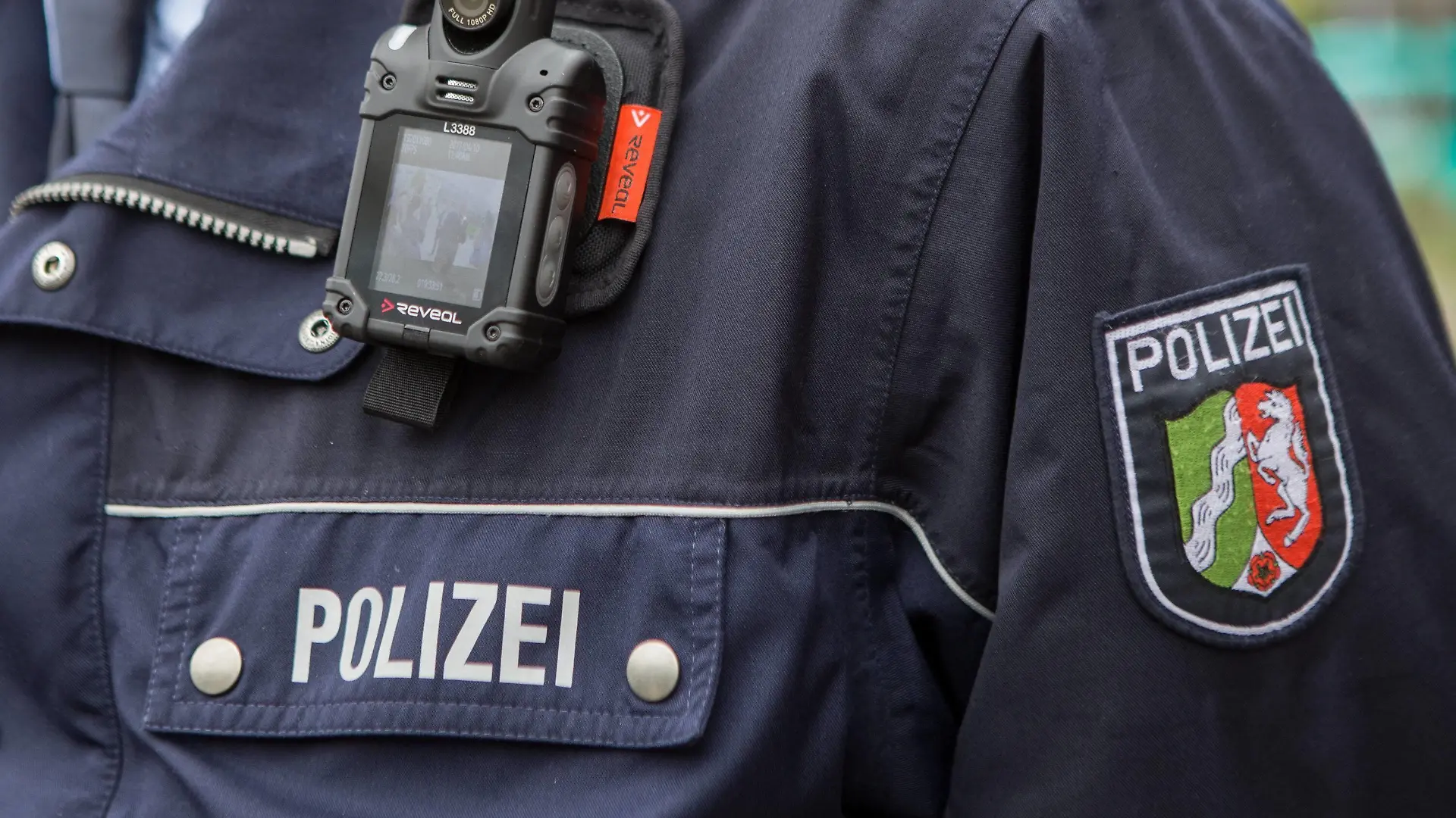 Body-Cam an der Uniform Jacke eines Polizisten Streifenteams der NRW-Polizei gehen mit Body-Cams in den Einsatz, Pressetermin, Duesseldorf, Politik, 10.04.17 Duesseldorf Nordrhein-Westfalen Germany Innenministerium Copyright: xAgentur54Gradx/xChristianxDeutzmannx
