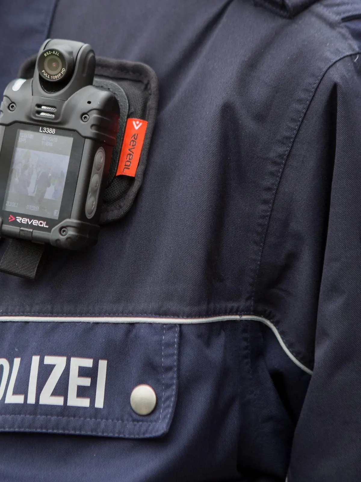  Body-Cam an der Uniform Jacke eines Polizisten Streifenteams der NRW-Polizei gehen mit Body-Cams in den Einsatz, Pressetermin, Duesseldorf, Politik, 10.04.17 Duesseldorf Nordrhein-Westfalen Germany Innenministerium Copyright: xAgentur54Gradx/xChristianxDeutzmannx