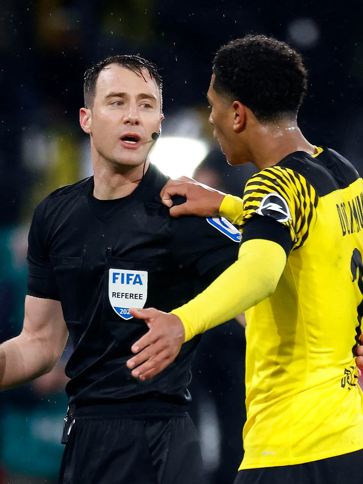 Dortmund, Deutschland, 1. Fussball Bundesliga 14.Spieltag Borussia Dortmund : FC Bayern MÃ_nchen 2-3 04. 12. 2021 im Signal-Iduna Park in Dortmund Heftige Anschuldigungenâ_ Jude BELLINGHAM (BVB) re.- erhob nach dem Spiel schwere VorwÃ_rfe gegenÃ_ber dem Schiedsrichter SR. Felix ZWAYER li.- Foto: Norbert Schmidt, Duesseldorf