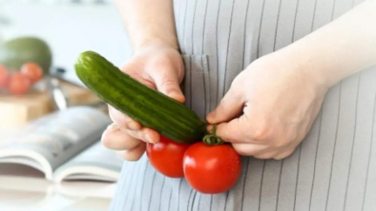 Eine Gurke und zwei Tomaten zieren das Titelbild des Sperma-Kochbuchs.