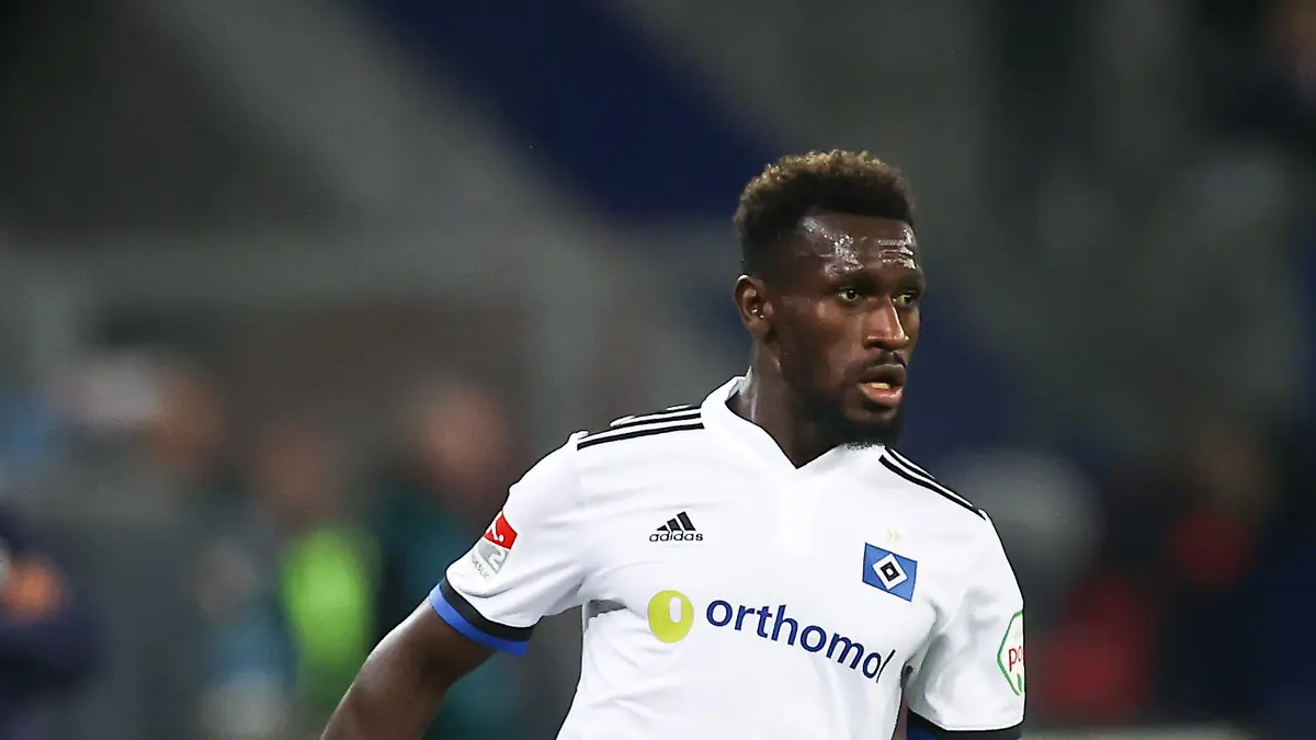 ARCHIV - 30.10.2021, Hamburg: Fußball: 2. Bundesliga, 12. Spieltag, Hamburger SV - Holstein Kiel im Volksparkstadion. Hamburgs Bakery Jatta spielt den Ball. (zu dpa: "Anklage gegen HSV-Profi Bakery Jatta") Foto: Christian Charisius/dpa - WICHTIGER HINWEIS: Gemäß den Vorgaben der DFL Deutsche Fußball Liga bzw. des DFB Deutscher Fußball-Bund ist es untersagt, in dem Stadion und/oder vom Spiel angefertigte Fotoaufnahmen in Form von Sequenzbildern und/oder videoähnlichen Fotostrecken zu verwerten bzw. verwerten zu lassen. +++ dpa-Bildfunk +++