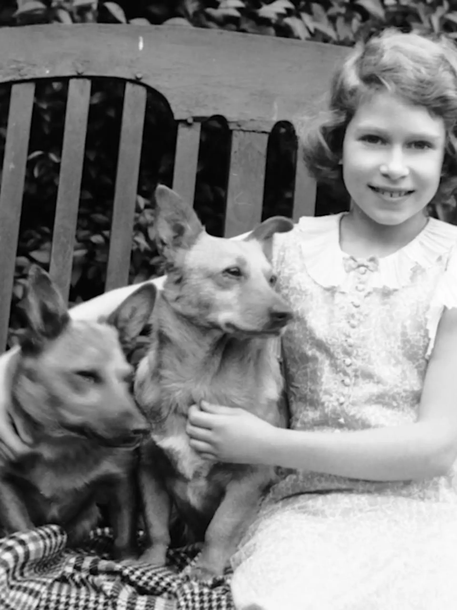 Bild zu: "Prinzessin Charlotte sieht aus wie die Queen als Kind!"