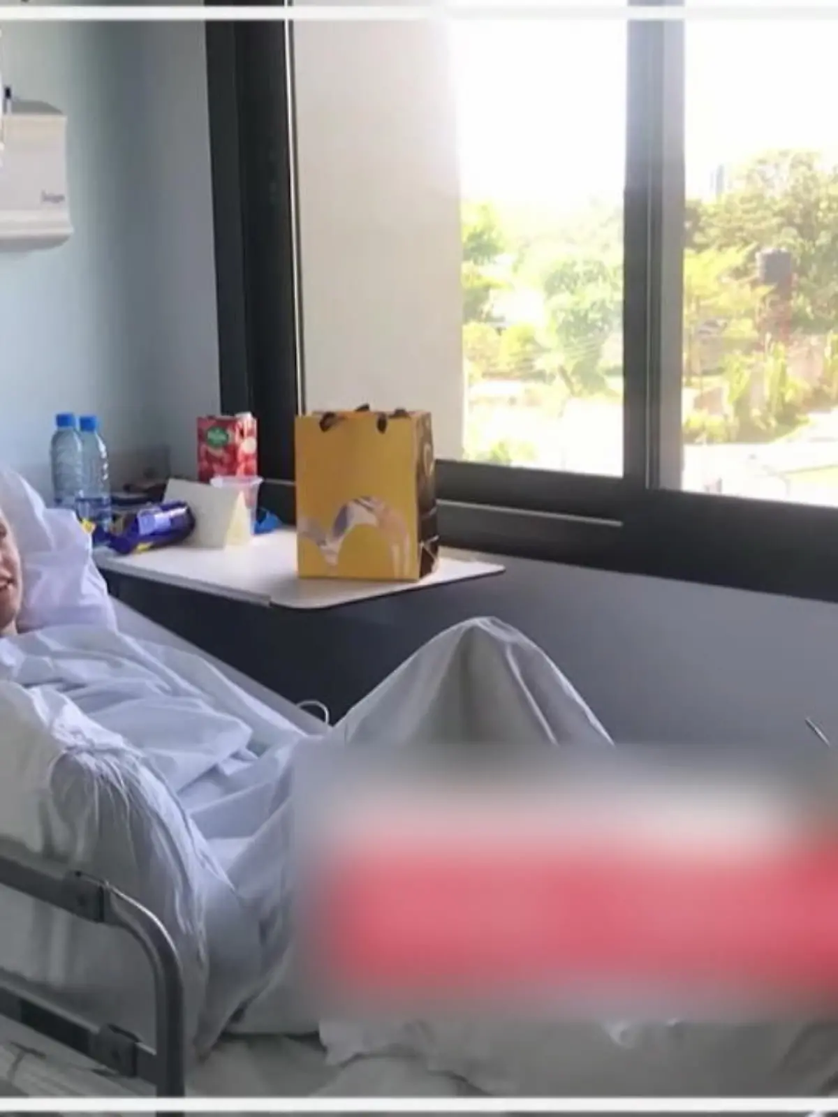 "Ich hatte sehr, sehr viel Glück", sagt die 18-jährige Amelie Osborn-Smith. Womit sie nicht ganz falsch liegen dürfte: Als die britische Studentin in Sambia von einem 3-Meter-Krokodil angegriffen wurde, reagierte ein Freund blitzschnell und vertrieb das Reptil mit Schlägen auf die Nase. Amelie glaubte, sie würde ihren Fuß verlieren, aber Ärzte retteten ihn. Die 18-Jährige erzählt vom Krankenbett aus, wir sie den Horror erlebte.