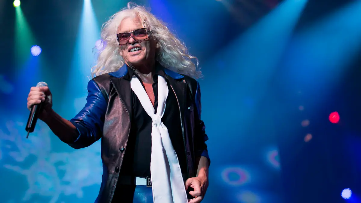 ARCHIV - 06.10.2012, Ungarn, Budapest: Janos Kobor, Leadsänger der ungarischen Rockband Omega, tritt während ihres 50-jährigen Jubiläumskonzerts in der Papp Laszlo Budapest Sports Arena auf. Die ungarische Rock-Legende Janos Kobor, Gründer und Frontmann der Kult-Band Omega, ist am Montag im Alter von 78 Jahren nach kurzer Krankheit gestorben. Foto: Balazs Mohai/MTI/EPA/dpa +++ dpa-Bildfunk +++