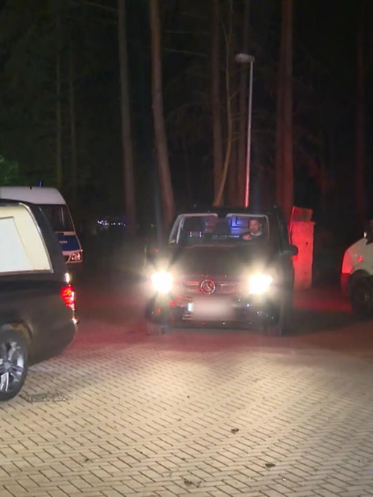 In Königs Wusterhausen in Brandenburg sind fünf Menschen tot in ihrem Wohnhaus gefunden worden. Jetzt wurden die Leichen der zwei Erwachsenen und drei Kinder abtransportiert.