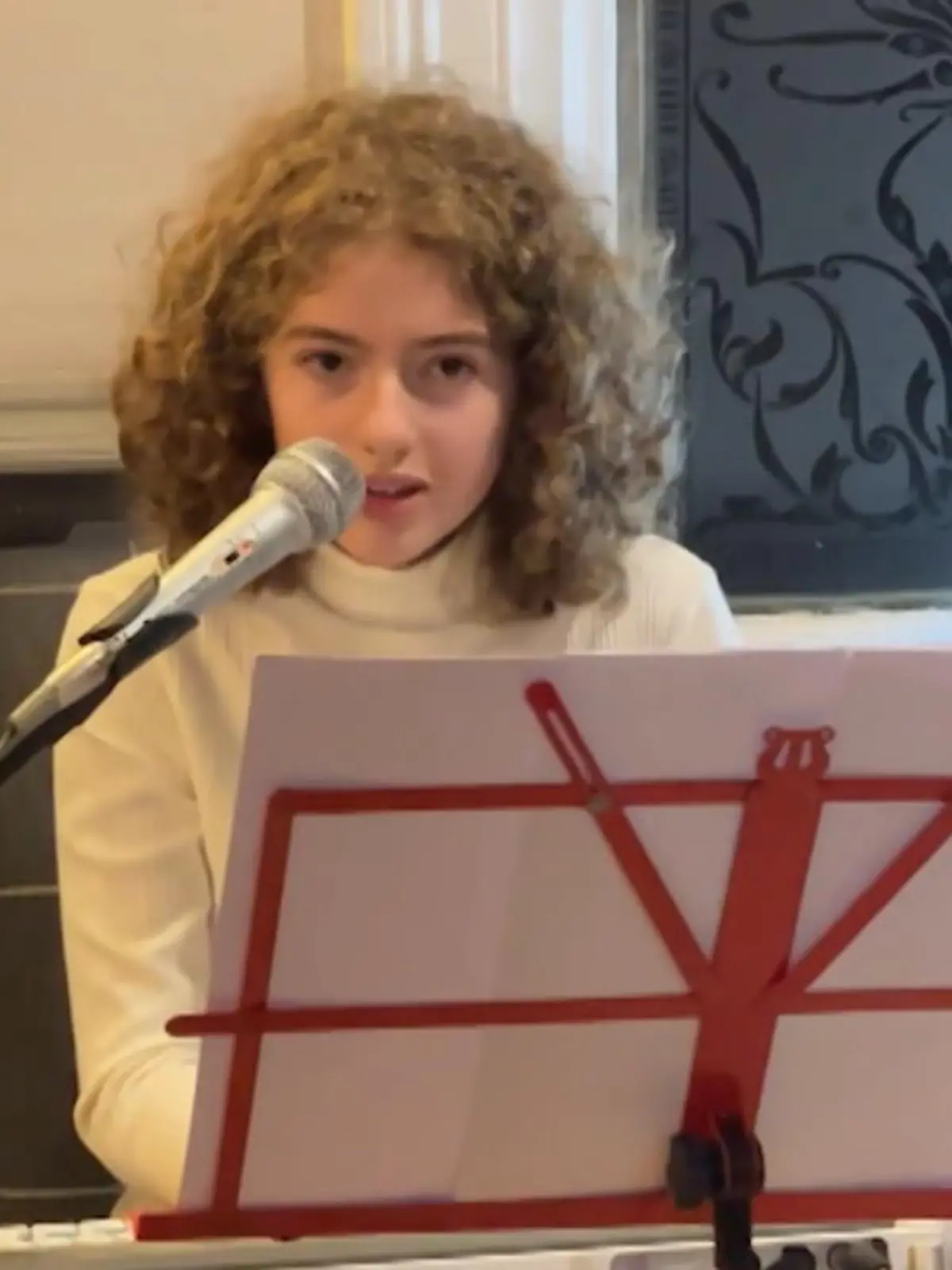 Freya Douglas singt  auf  der Beerdinungsfeier ihres Opas so herzzerreissend, das 0sie Standng Ovations dafür bekommt.