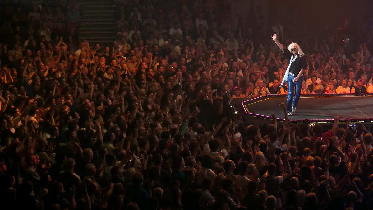 epa03424296 Janos Kobor, lead singer of the Hungarian rock band Omega, waves to the audience during their 50 years jubilee concert at the Papp Laszlo Budapest Sports Arena in Budapest, Hungary, late 06 October 2012. Formed in Budapest in September 1962, Omega is the longest-running Hungarian rock band. Their current lineup remained unchanged since 1972 and during their 50 years career the band sold 50 million records worldwide, making them the most successful Hungarian rock band ever. EPA/BALAZS MOHAI HUNGARY OUT ++
