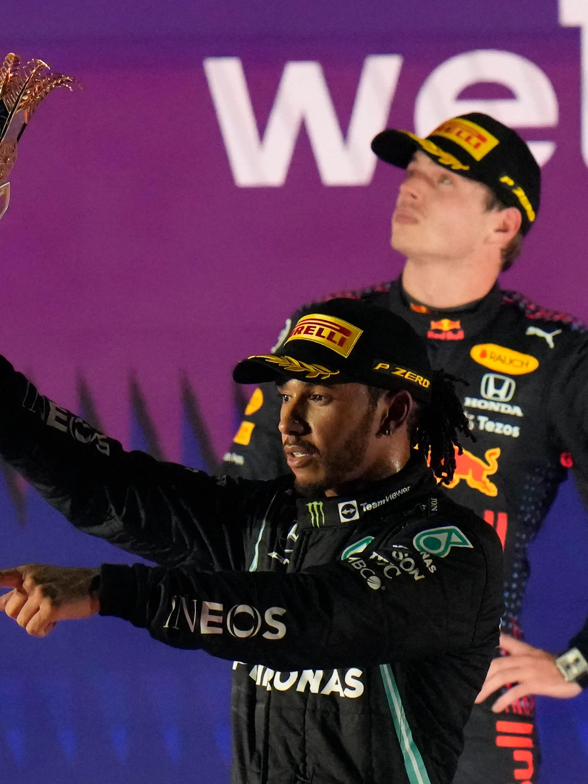 dpatopbilder - 05.12.2021, Saudi-Arabien, Jiddah: Motorsport, Formel-1-Weltmeisterschaft, Grand Prix von Saudi-Arabien auf dem Jeddah Corniche Circuit. Der britische Mercedes-Pilot Lewis Hamilton feiert seinen Sieg beim Großen Preis von Saudi-Arabien vor dem zweitplatzierten Red-Bull-Piloten Max Verstappen aus den Niederlanden. Foto: Hassan Ammar/AP/dpa +++ dpa-Bildfunk +++