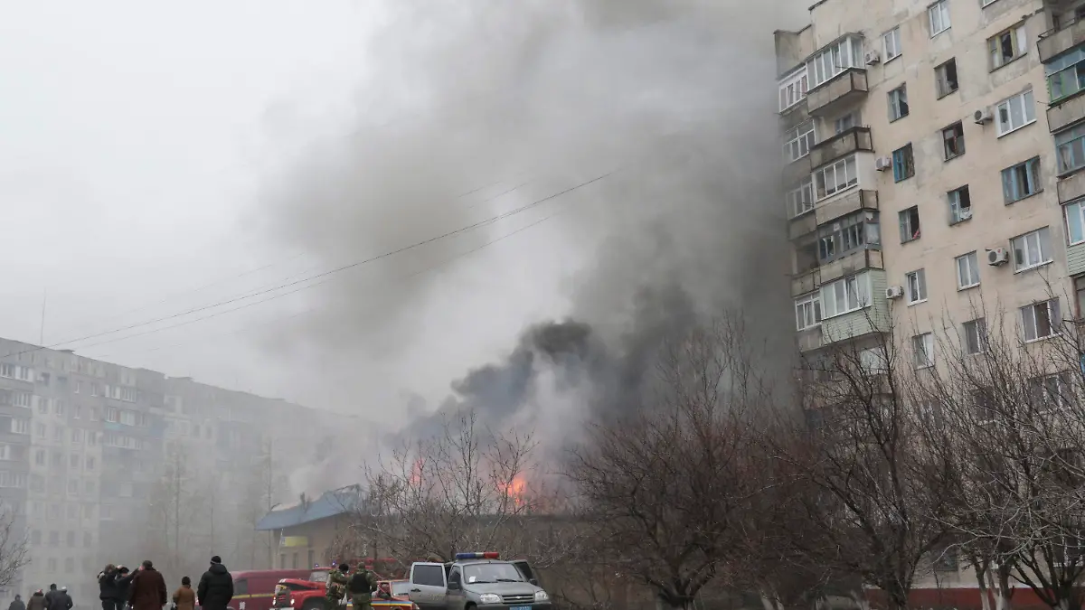 epa04580731 Smoke and flames rise above a burning building after shelling in the eastern Ukrainian city of Mariupol, 24 January 2015. Fifteen civilian people were killed and 46 injured during a shelling at Jan.24 morning in Mariupol according to a UNIAN agency report. EPA/SERGEY VAGANOV +++(c) dpa - Bildfunk+++