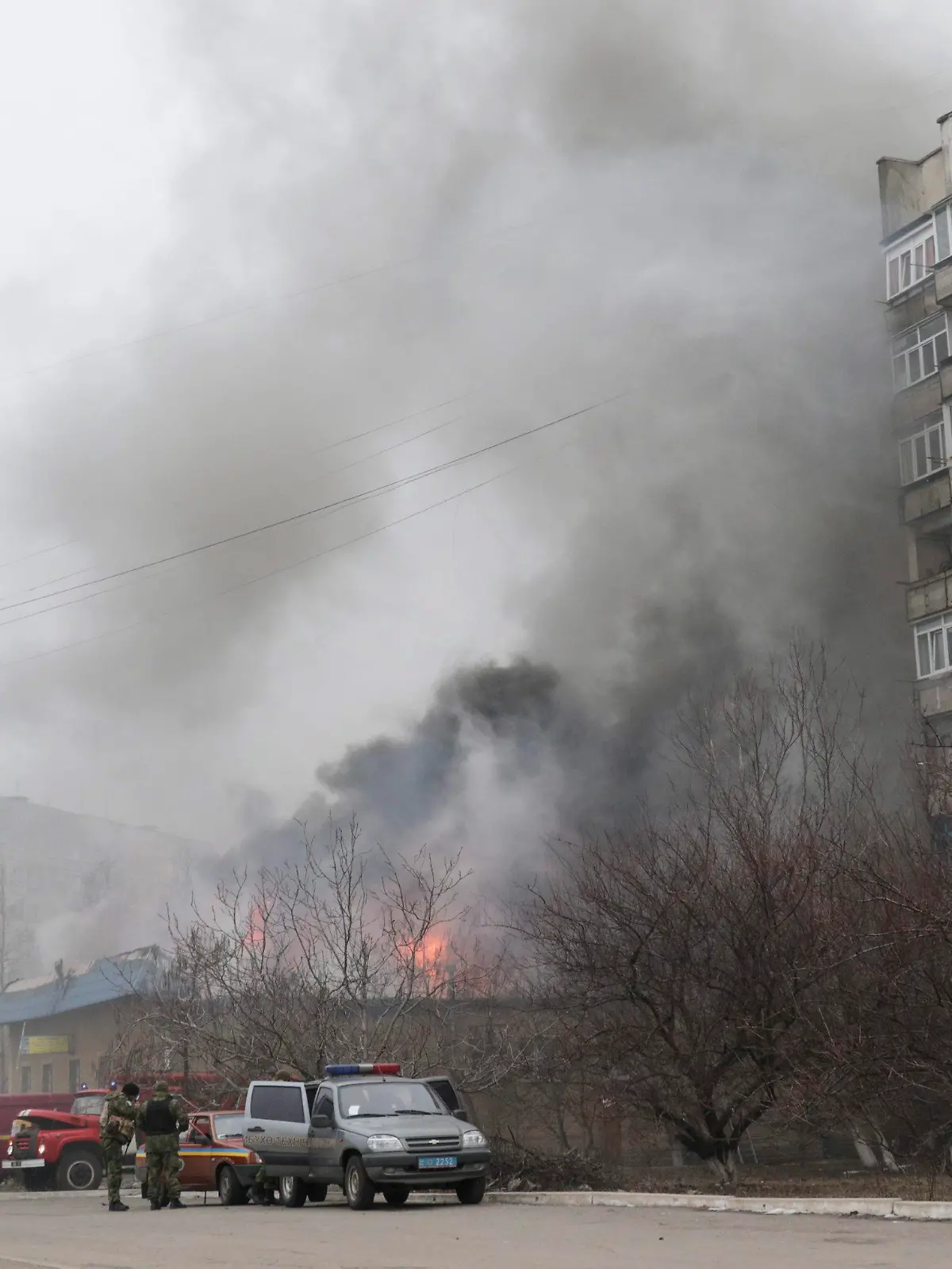 epa04580731 Smoke and flames rise above a burning building after shelling in the eastern Ukrainian city of Mariupol, 24 January 2015. Fifteen civilian people were killed and 46 injured during a shelling at Jan.24 morning in Mariupol according to a UNIAN agency report. EPA/SERGEY VAGANOV +++(c) dpa - Bildfunk+++