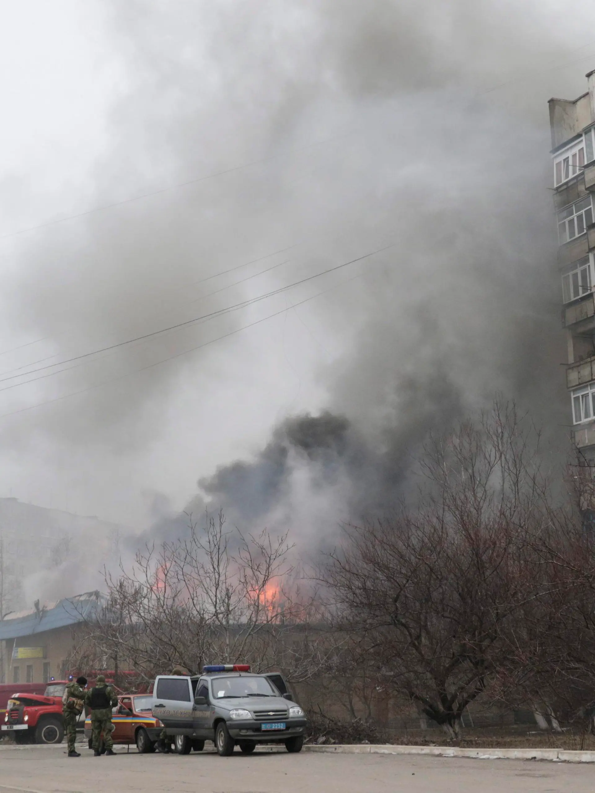 epa04580731 Smoke and flames rise above a burning building after shelling in the eastern Ukrainian city of Mariupol, 24 January 2015. Fifteen civilian people were killed and 46 injured during a shelling at Jan.24 morning in Mariupol according to a UNIAN agency report. EPA/SERGEY VAGANOV +++(c) dpa - Bildfunk+++