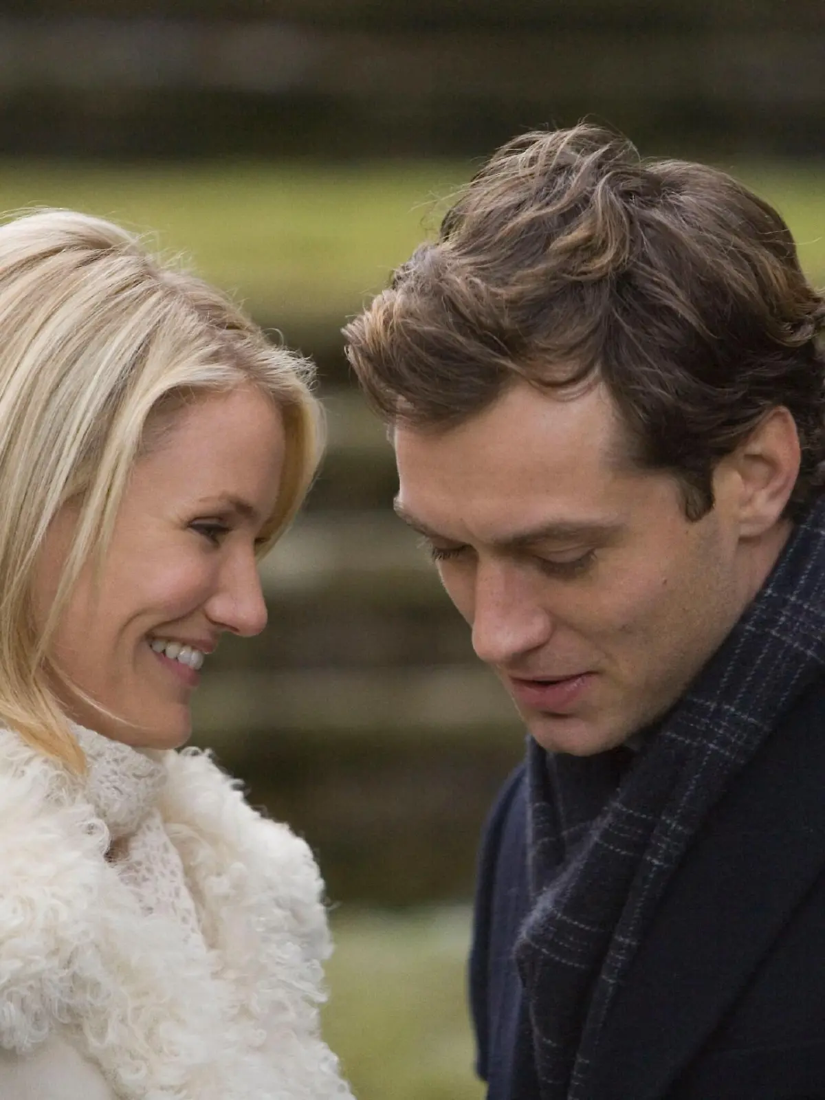 Aus dem anfänglichen One-Night-Stand zwischen Amanda (Cameron Diaz) und Graham (Jude Law) entwickelt sich schnell mehr: Die beiden finden Gefallen an einander.