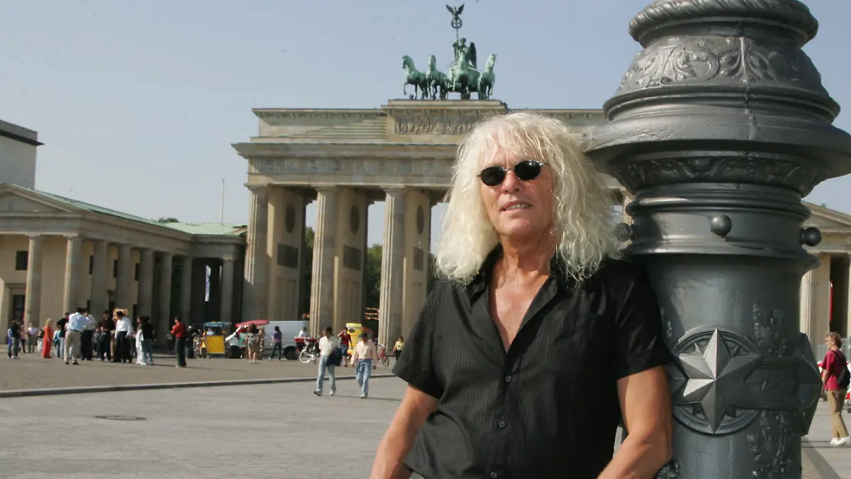 Copyright: Eventpress Herrmann 18.09.2006 Thema: PK und Photocall zum Omega Konzert am 07.Oktober 2006 im Tempodrom Berlin. / Osteuropa Rock Band No. 1 aus Ungarn / Sänger Janos Kobor vor dem Brandenburger Tor