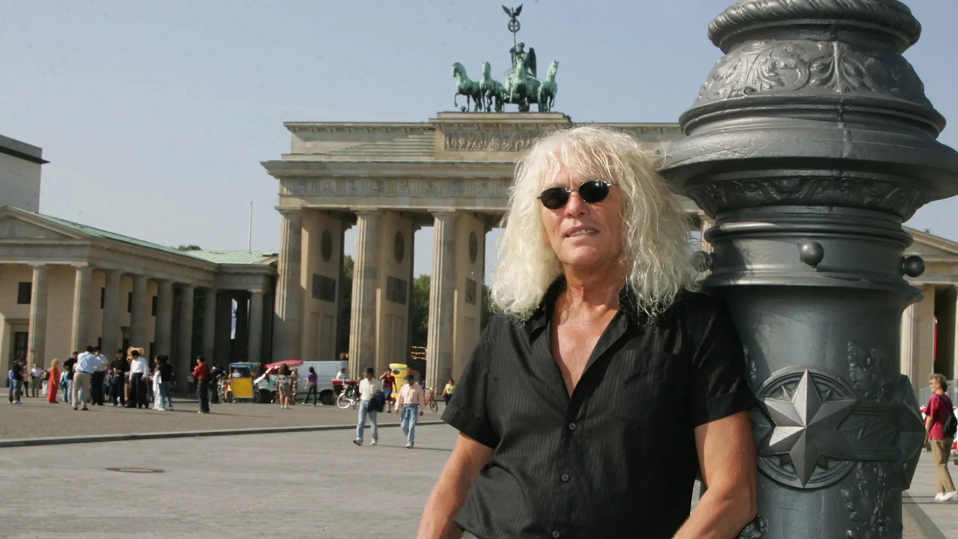 Copyright: Eventpress Herrmann 18.09.2006 Thema: PK und Photocall zum Omega Konzert am 07.Oktober 2006 im Tempodrom Berlin. / Osteuropa Rock Band No. 1 aus Ungarn / Sänger Janos Kobor vor dem Brandenburger Tor