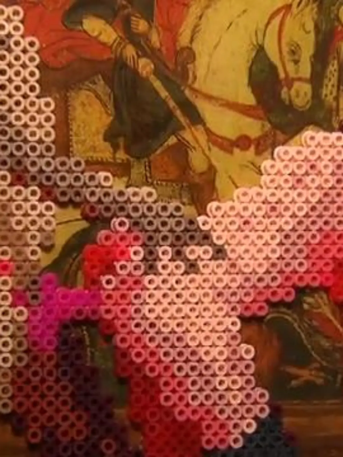 Eine Kunstausstellung mit Heiligenbildern, auch Ikonen genannt, ist nun keine Seltenheit. Eine Kunstausstellung in der Heilige in Porno-Szenen dargestellt werden dagegen schon. Und genau so eine Ausstellung sorgt gerade in Offenbach für ordentlich Zoff. Grafikdesignerin Christine Metzner möchte mit ihrer Ausstellung auf die Gegenpole Kirche und Sexualität hinweisen – und zieht damit die Fassungslosigkeit der Gläubigen auf sich. Mehr im Video.