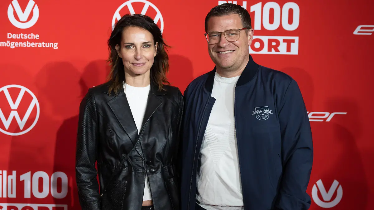 02.06.2023, Berlin: Max Eberl (r), Sportvorstand von RB Leipzig, und seine Freundin Natascha Fruscella-Geyer, Moderatorin und Model, kommen zu der Veranstaltung «Bild100 Sport» ins Axel-Springer-Haus. Foto: Monika Skolimowska/dpa +++ dpa-Bildfunk +++