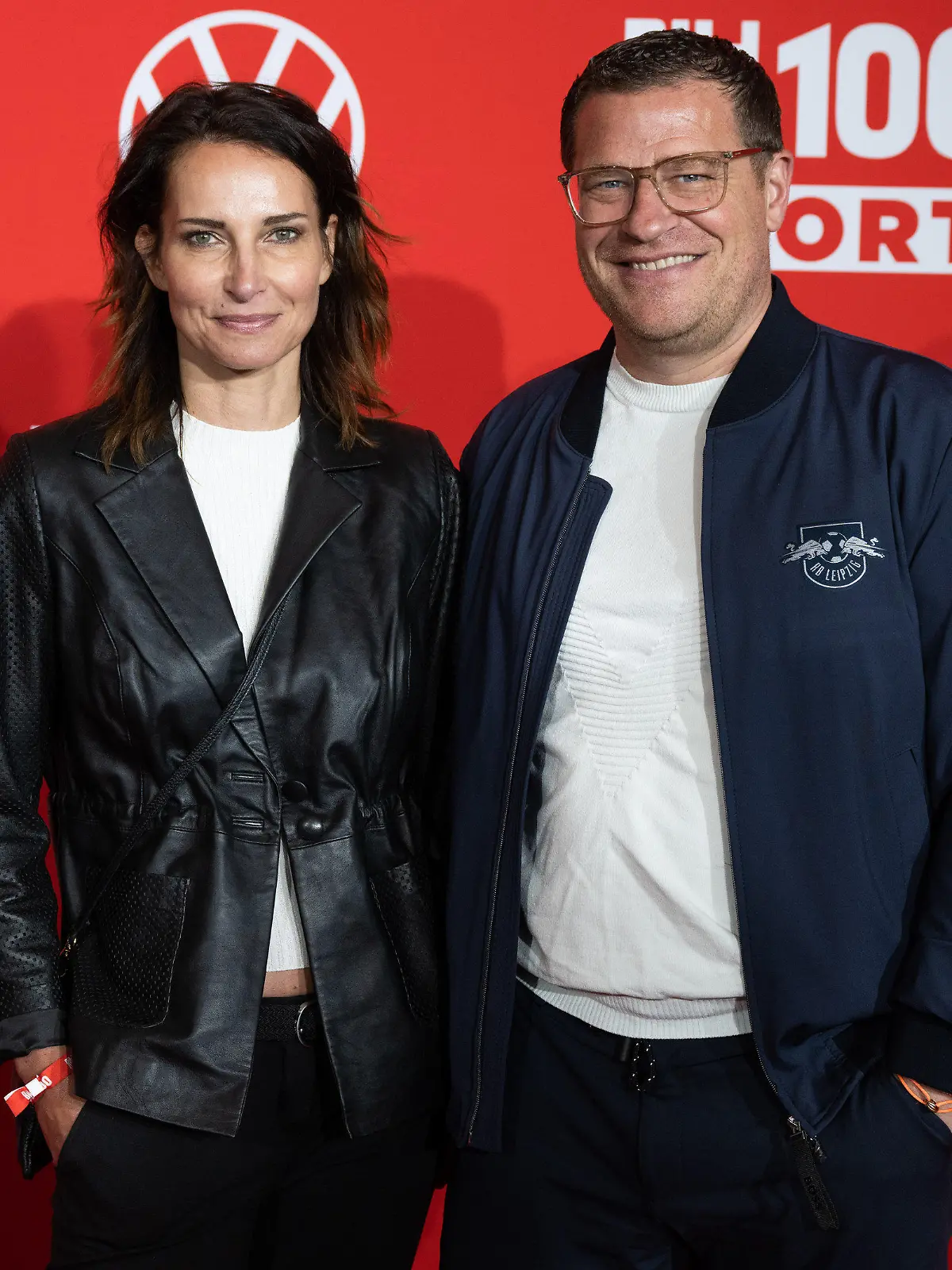 02.06.2023, Berlin: Max Eberl (r), Sportvorstand von RB Leipzig, und seine Freundin Natascha Fruscella-Geyer, Moderatorin und Model, kommen zu der Veranstaltung «Bild100 Sport» ins Axel-Springer-Haus. Foto: Monika Skolimowska/dpa +++ dpa-Bildfunk +++
