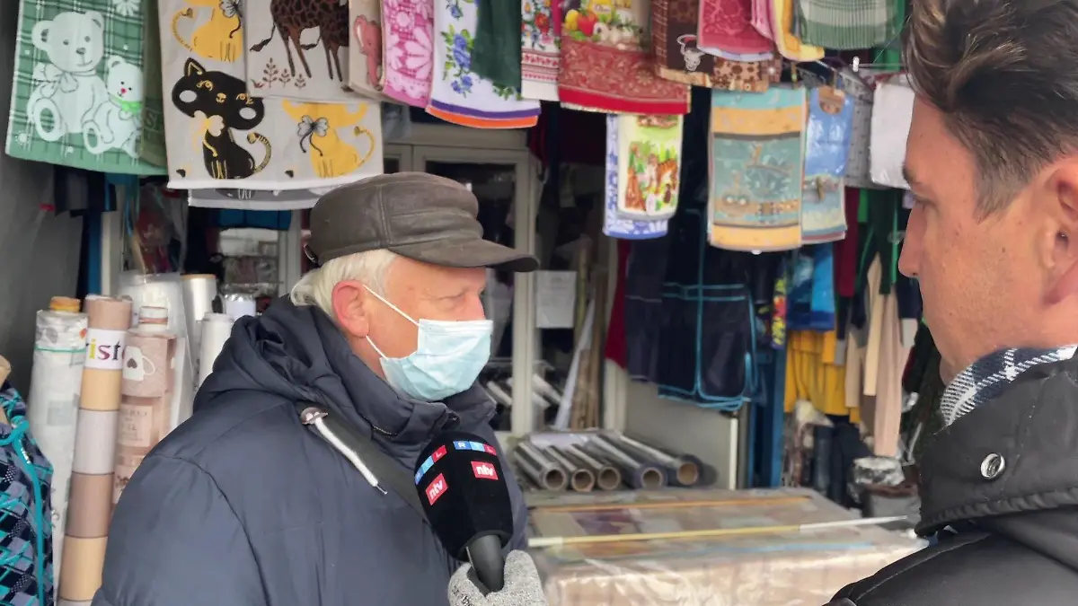 Dieser Mann ist beim Raketenangriff auf den Markt von Mariupol durch die Luft geschleudert worden.
