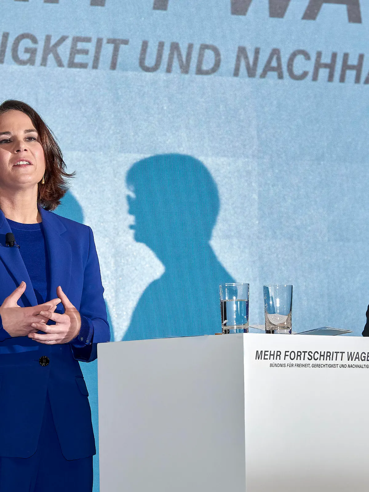  Annalena Baerbock  Robert Habeck - Ampelkoalitionäre Deutschland, Berlin, 24.11.2021: Die Ampelparteien SPD, Grüne und FDP präsentieren ihren ausgehandelten Koaltionsvertrag sowie die Verteilung der jeweiligen Ministerien an die Parteien. *** Annalena Baerbock Robert Habeck Ampelkoalitionäre Germany, Berlin, 24 11 2021 The traffic light parties SPD, Greens and FDP present their negotiated coalition agreement and the distribution of the respective ministries to the parties