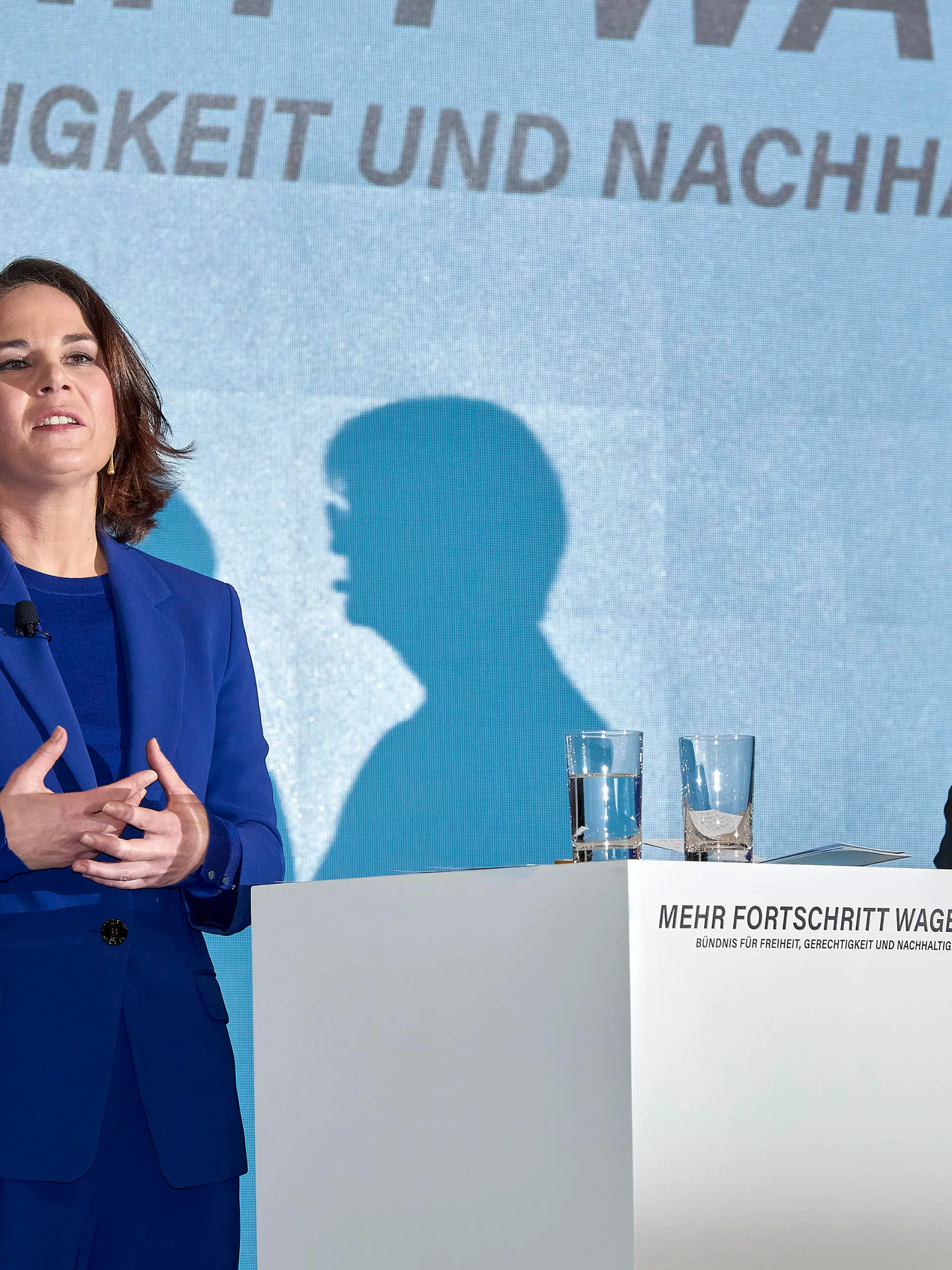  Annalena Baerbock  Robert Habeck - Ampelkoalitionäre Deutschland, Berlin, 24.11.2021: Die Ampelparteien SPD, Grüne und FDP präsentieren ihren ausgehandelten Koaltionsvertrag sowie die Verteilung der jeweiligen Ministerien an die Parteien. *** Annalena Baerbock Robert Habeck Ampelkoalitionäre Germany, Berlin, 24 11 2021 The traffic light parties SPD, Greens and FDP present their negotiated coalition agreement and the distribution of the respective ministries to the parties