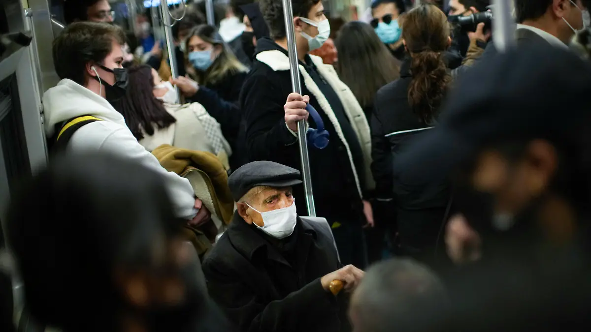 02.12.2021, Türkei, Istanbul: Menschen, die als Präventivmaßnahme gegen die Verbreitung von Covid-19 eine Mund-Nasen-Bedeckung tragen, fahren in einer U-Bahn. Die Omikron-Variante des Coronavirus hielt die Welt am Mittwoch, 01.12.2021 in Atem, als Berichte über Infektionen im Zusammenhang mit dem mutierten Stamm in weiteren Teilen der Welt auftauchten. Ein Beamter sagte, dass sich das Warten auf weitere Informationen über die Gefahren des Virus wie eine «Ewigkeit» anfühle. Foto: Francisco Seco/AP/dpa +++ dpa-Bildfunk +++