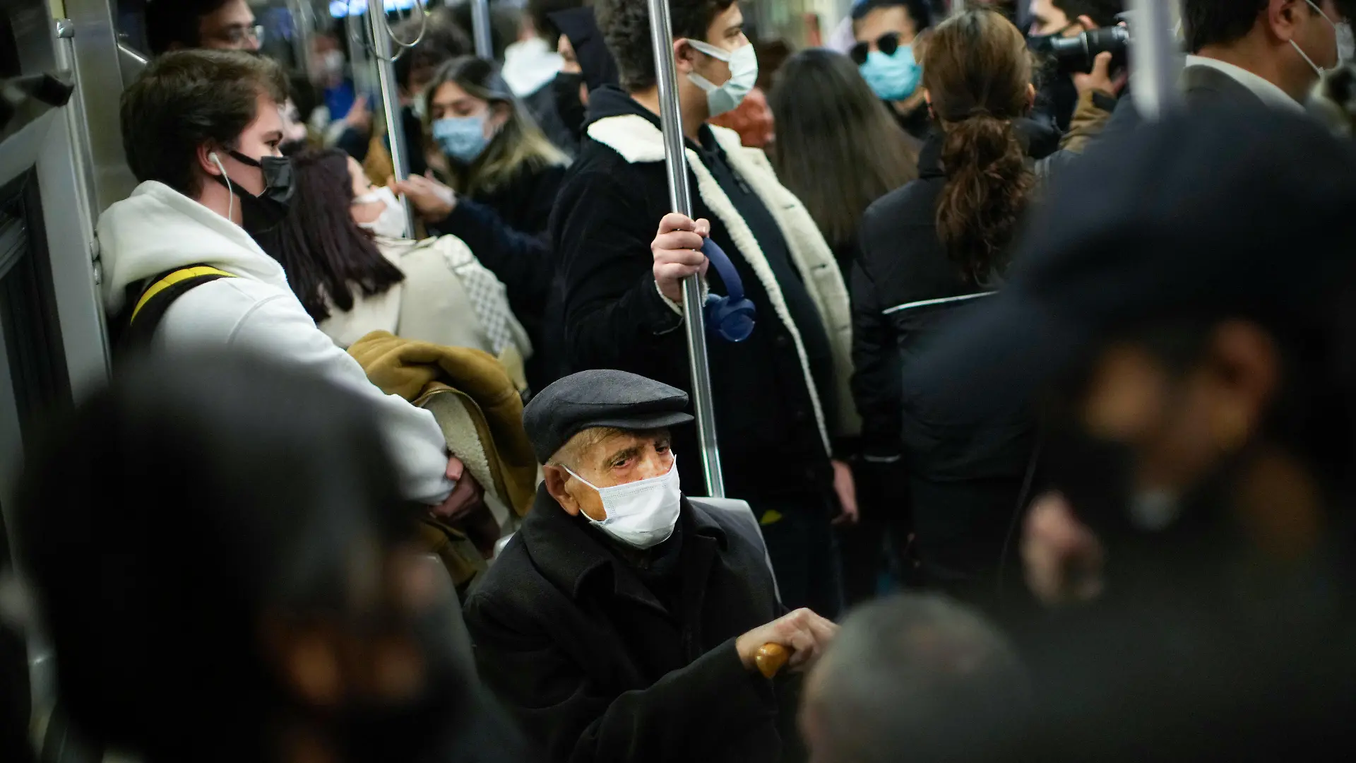 02.12.2021, Türkei, Istanbul: Menschen, die als Präventivmaßnahme gegen die Verbreitung von Covid-19 eine Mund-Nasen-Bedeckung tragen, fahren in einer U-Bahn. Die Omikron-Variante des Coronavirus hielt die Welt am Mittwoch, 01.12.2021 in Atem, als Berichte über Infektionen im Zusammenhang mit dem mutierten Stamm in weiteren Teilen der Welt auftauchten. Ein Beamter sagte, dass sich das Warten auf weitere Informationen über die Gefahren des Virus wie eine «Ewigkeit» anfühle. Foto: Francisco Seco/AP/dpa +++ dpa-Bildfunk +++
