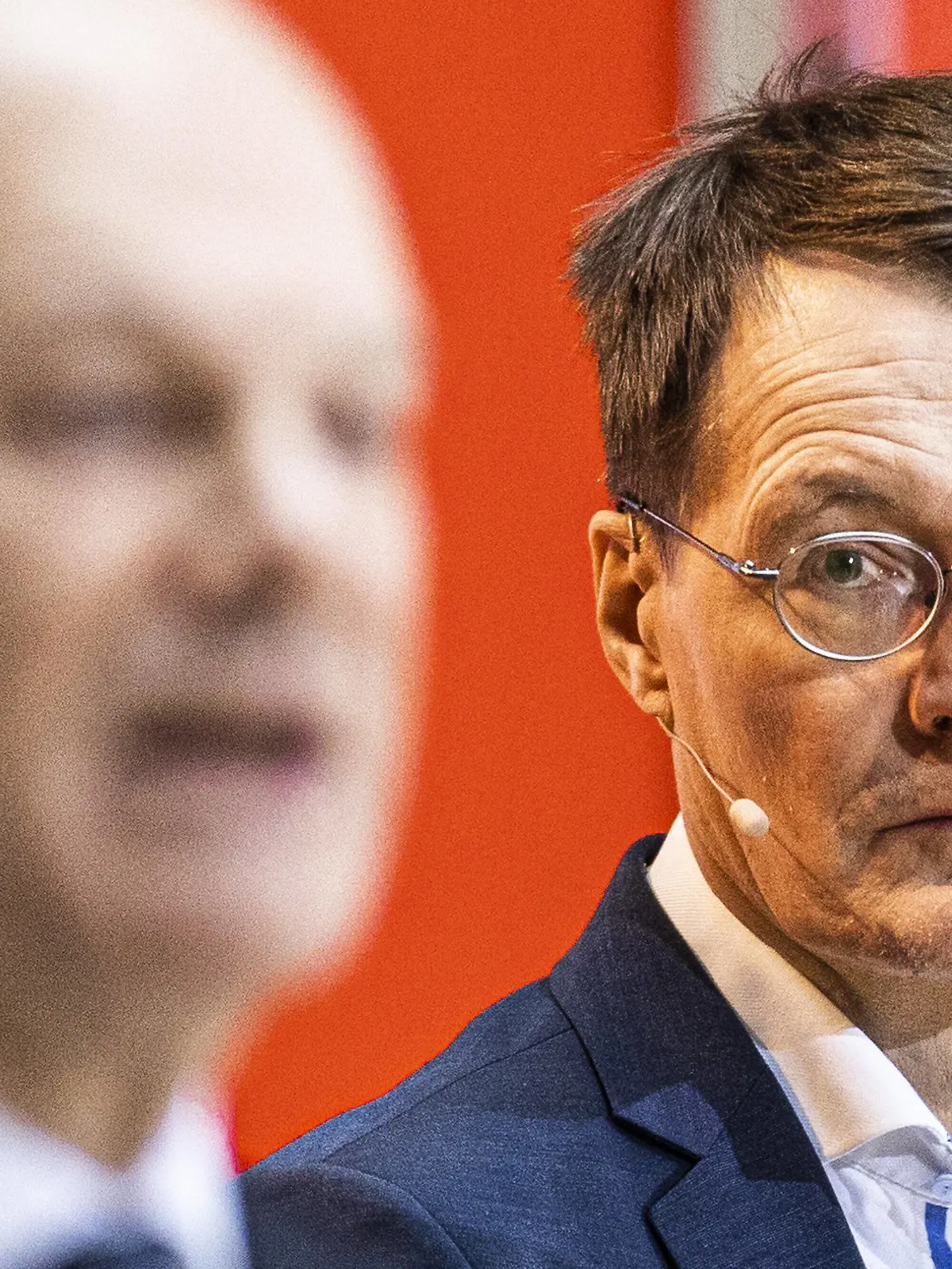  L-R Olaf Scholz, designierter Bundeskanzler, und Karl Lauterbach, designierter Bundesminister fuer Gesundheit, aufgenommen im Rahmen der Nominierung der kuenftigen Bundesminister der SPD im Willy-Brandt-Haus in Berlin, 06.12.2021. Die SPD stimmte auf einem digitalen Parteitag mit 98,8 Prozent fuer den Koalitionsvertrag mit Buendnis 90/Die Gruenen und der FDP. Am Mittwoch, dem 08.12., soll Olaf Scholz als Bundeskanzler gewaehlt und vereidigt werden. Berlin Deutschland *** L R Olaf Scholz, Chancellor-designate, and Karl Lauterbach, Minister-designate for Health, photographed during the nomination of the future federal ministers of the SPD at the Willy Brandt House in Berlin, 06 12 2021 The SPD voted at a digital party conference with 98.8 Copyright: xFlorianxGaertner/photothek.dex