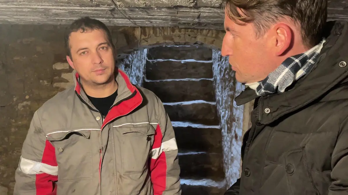 RTL-Reporter Stephan Richter mit Alexander in dessen Bunker