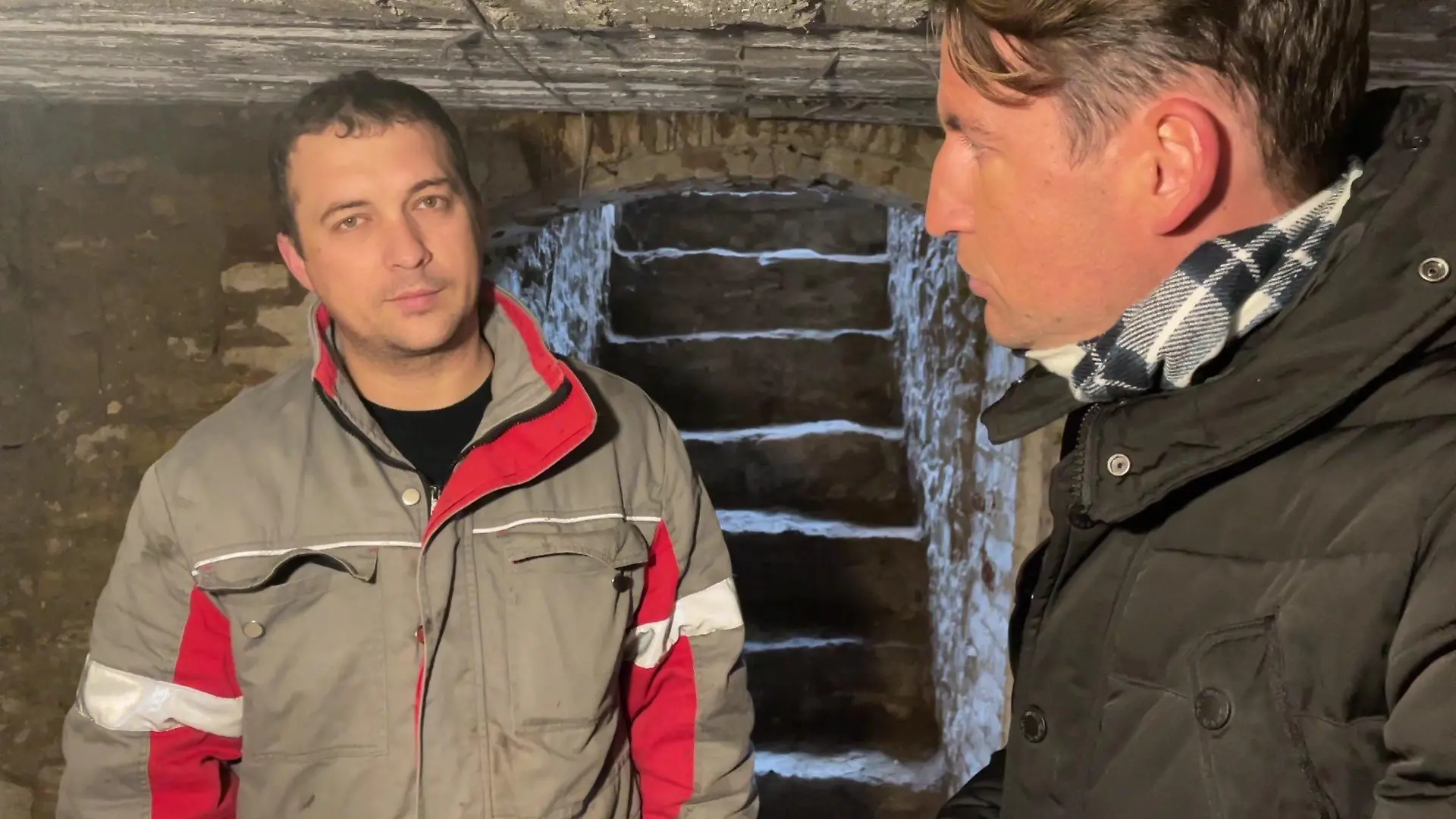 RTL-Reporter Stephan Richter mit Alexander in dessen Bunker