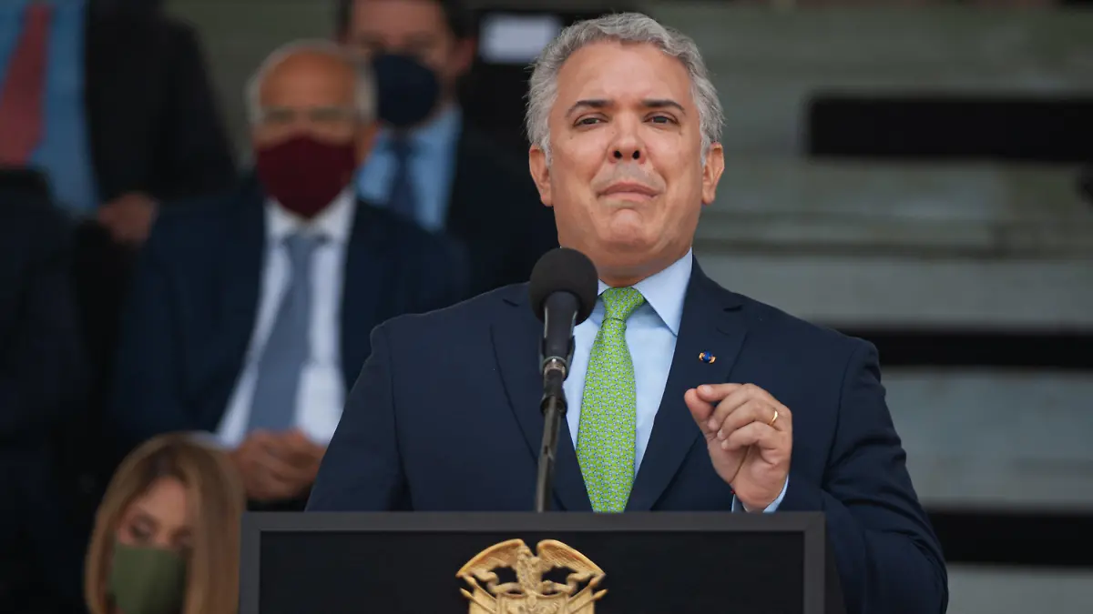 11.11.2021, Kolumbien, Bogotá: Ivan Duque, Präsident von Kolumbien, hält eine Rede während einer Veranstaltung anlässlich des 130-jährigen Bestehens der kolumbianischen Nationalpolizei. Im Rahmen der Veranstaltung wurden mehr als 100 Polizeibeamte zu Offizieren befördert. Foto: Chepa Beltran/LongVisual via ZUMA Press Wire/dpa +++ dpa-Bildfunk +++
