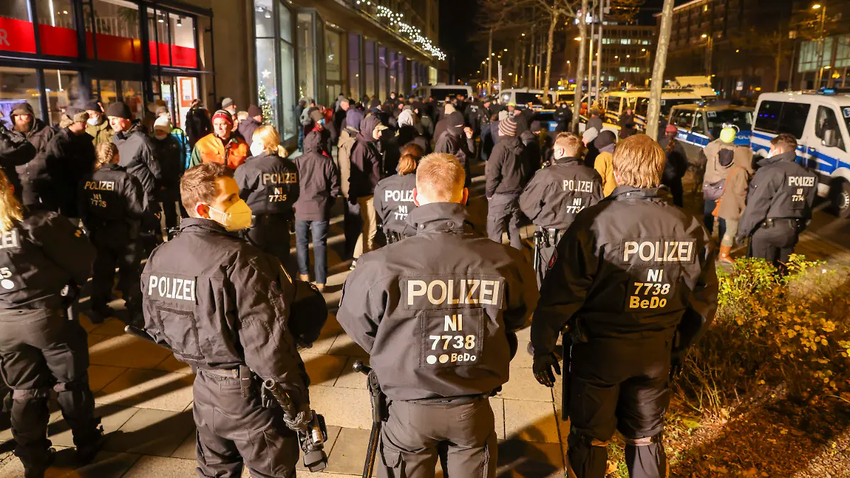 06.12.2021, Sachsen, Chemnitz: Einsatzkräfte der Polizei haben Teilnehmer einer nicht genehmigten Demonstration gegen die Corona-Maßnahmen eingekesselt. Die Polizei stoppte den Zug durch die Chemnitzer Innenstadt schon nach wenigen hundert Metern. Foto: Jan Woitas/dpa-Zentralbild/dpa +++ dpa-Bildfunk +++