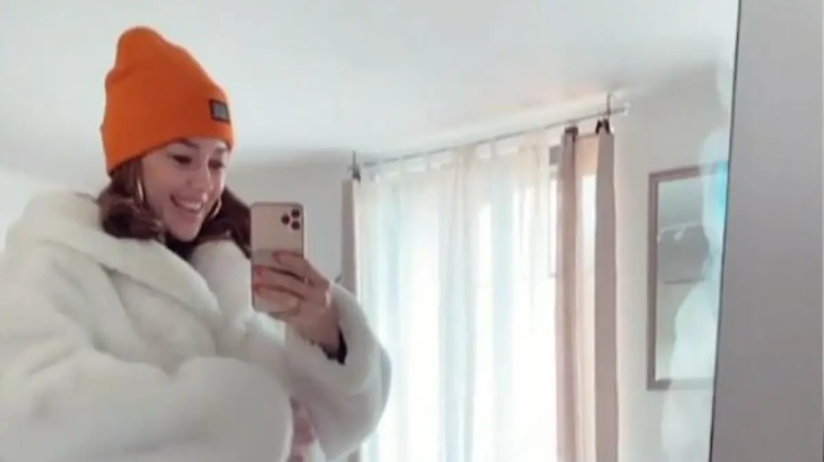 Oana Nechiti gewährt einen Blick auf ihren wachsenden Babybauch.