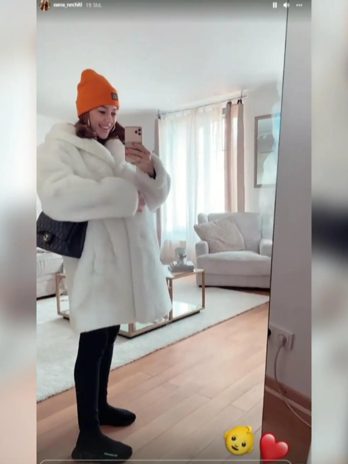 Oana Nechiti gewährt einen Blick auf ihren wachsenden Babybauch.
