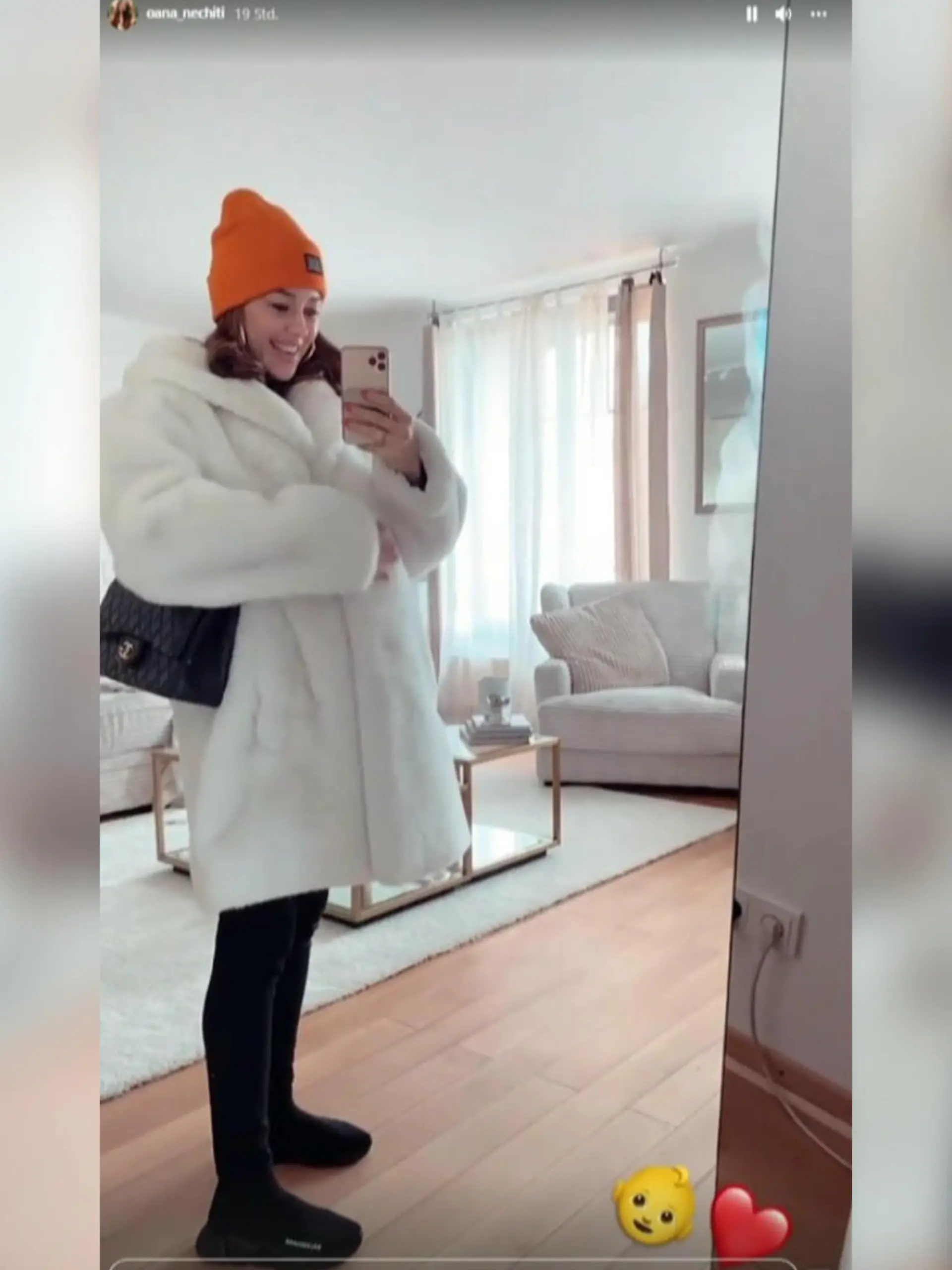 Oana Nechiti gewährt einen Blick auf ihren wachsenden Babybauch.