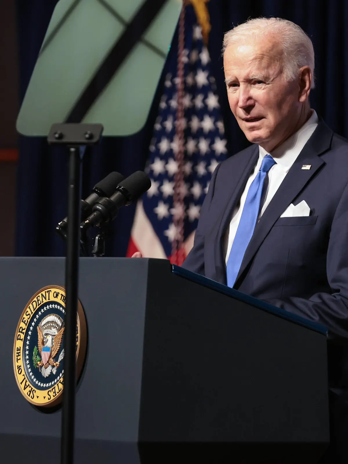 United States President Joe Biden delivers remarks after receiving a briefing from his COVID Response Team and NIH health officials, including NIAID Director and Chief Medical Advisor to the President Dr. Anthony Fauci at the National Institutes of Health NIH in Bethesda, Maryland on Dec. 02, 2021. PUBLICATIONxNOTxINxUSA Copyright: xOliverxContrerasx/xPoolxviaxCNPx/MediaPunchx 