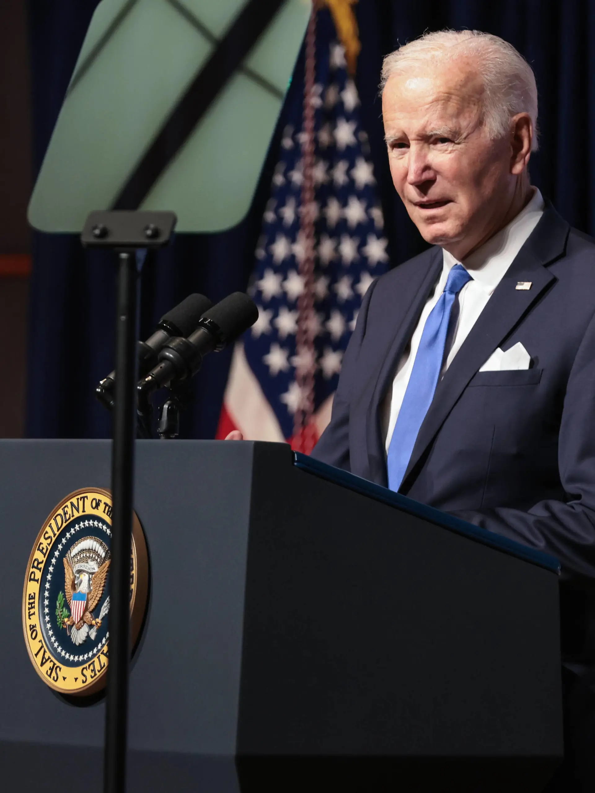 United States President Joe Biden delivers remarks after receiving a briefing from his COVID Response Team and NIH health officials, including NIAID Director and Chief Medical Advisor to the President Dr. Anthony Fauci at the National Institutes of Health NIH in Bethesda, Maryland on Dec. 02, 2021. PUBLICATIONxNOTxINxUSA Copyright: xOliverxContrerasx/xPoolxviaxCNPx/MediaPunchx 