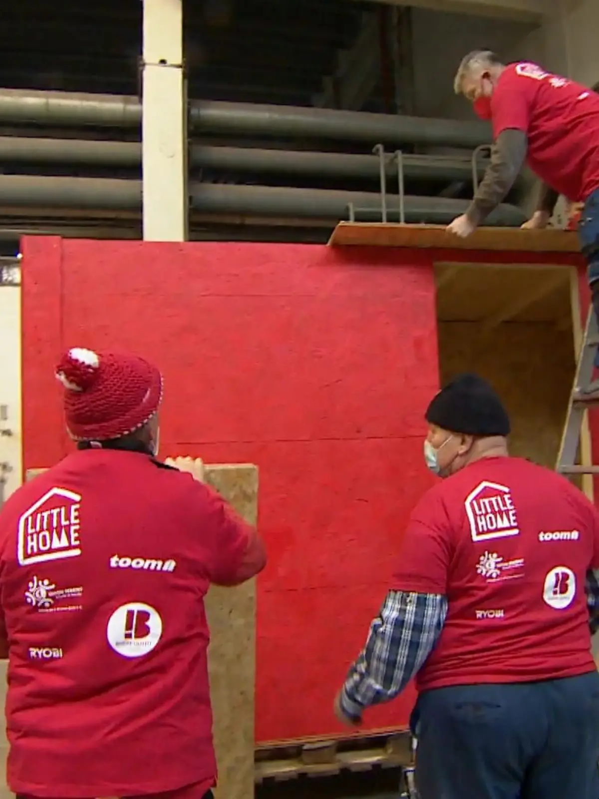 Wenn es draußen kalt ist, sind die Little Homes eine besonders große Hilfe für Obdachlose. Freiwillige bauen sie, damit die Menschen auf der Straße ein Dach überm Kopf haben. Auch der Nikolaus hat den Obdachlosen eine Freude bereitet.