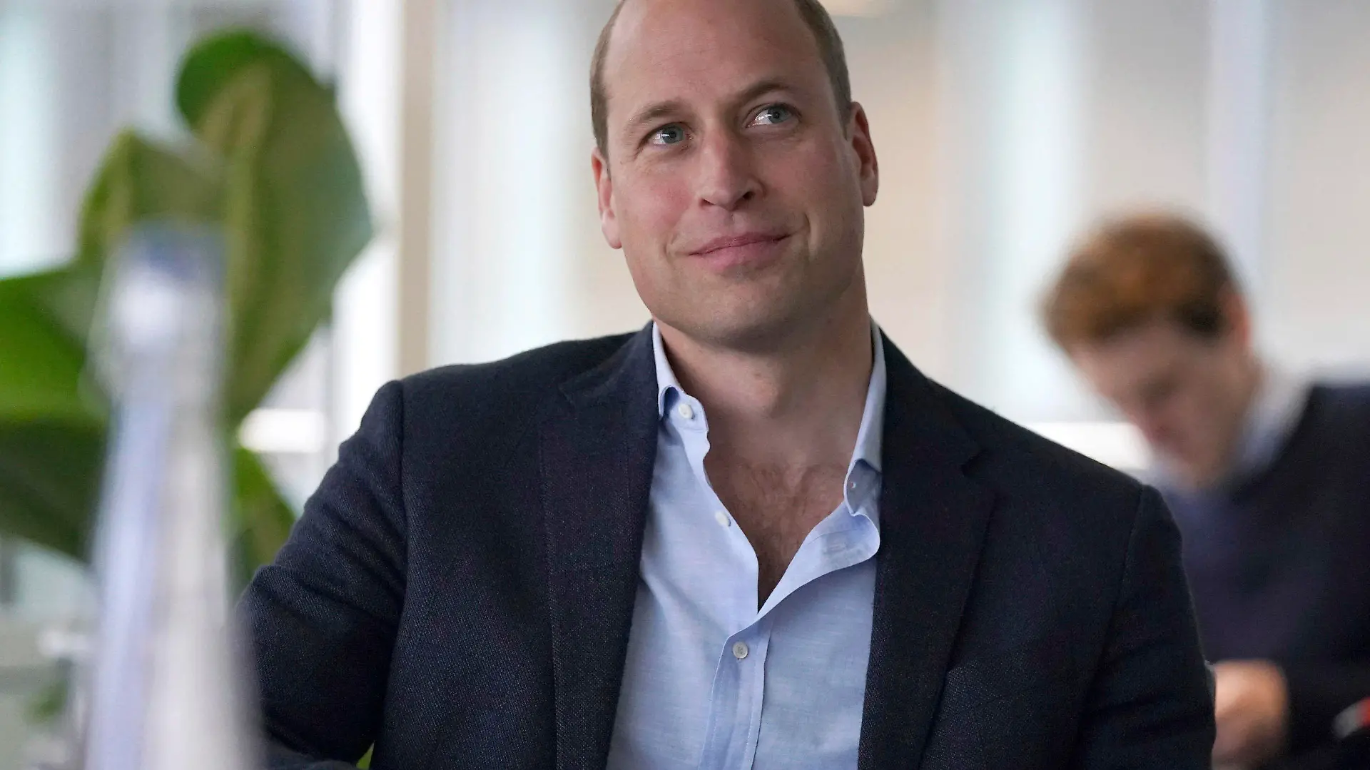 18.11.2021, Großbritannien, Reading: Prinz William, Herzog von Cambridge, lächelt während eines Besuchs in der Microsoft-Zentrale in Reading, um sich darüber zu informieren, wie eine neue KI-Scantechnologie die Erkennung von illegalen Wildtierprodukten, die über internationale Flughäfen geschmuggelt werden, verbessern kann. Foto: Steve Parsons/Pool PA/AP/dpa +++ dpa-Bildfunk +++