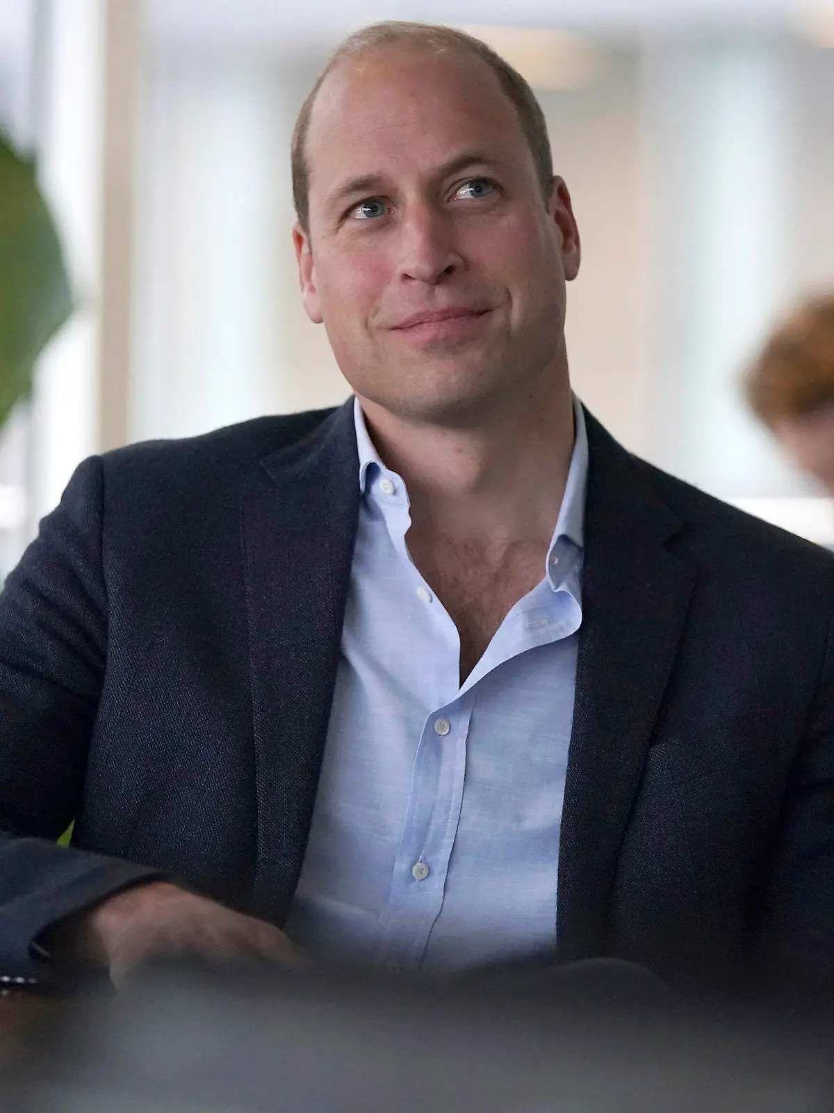18.11.2021, Großbritannien, Reading: Prinz William, Herzog von Cambridge, lächelt während eines Besuchs in der Microsoft-Zentrale in Reading, um sich darüber zu informieren, wie eine neue KI-Scantechnologie die Erkennung von illegalen Wildtierprodukten, die über internationale Flughäfen geschmuggelt werden, verbessern kann. Foto: Steve Parsons/Pool PA/AP/dpa +++ dpa-Bildfunk +++