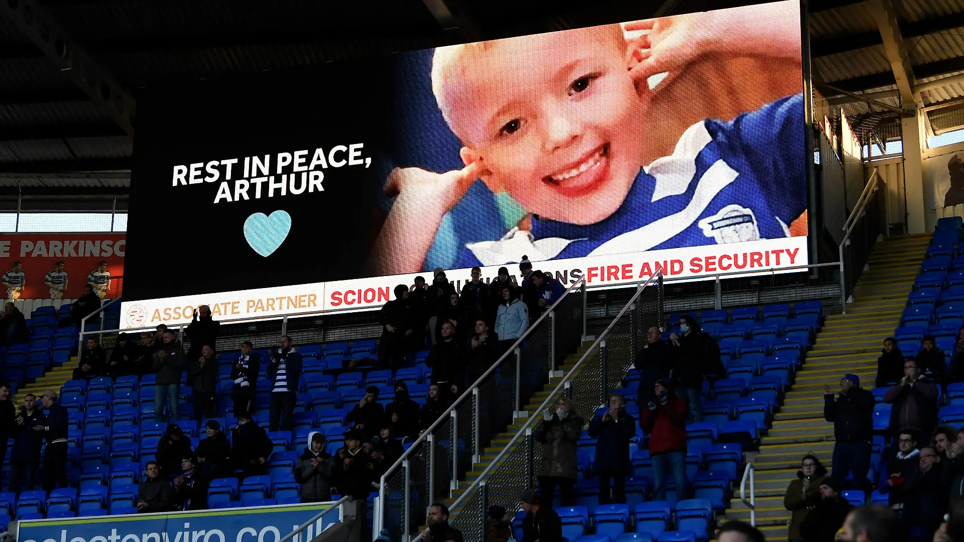 Fußball, Arthur Labinjo-Hughes Gedenken in Englands Stadien Reading v Hull City EFL Sky Bet Championship 04/12/2021. Fans stand for a minutes applause to pay tribute to the life of Arthur Labinjo-Hughes who died at the age of 6 in June last year during the EFL Sky Bet Championship match between Reading and Hull City at the Select Car Leasing Stadium, Reading, England on 4 December 2021. Reading Select Car Leasing Stadium Berkshire England Editorial use only DataCo restrictions apply See www.football-dataco.com PUBLICATIONxNOTxINxUK , Copyright: xGrahamxHuntx PSI-14192-0008