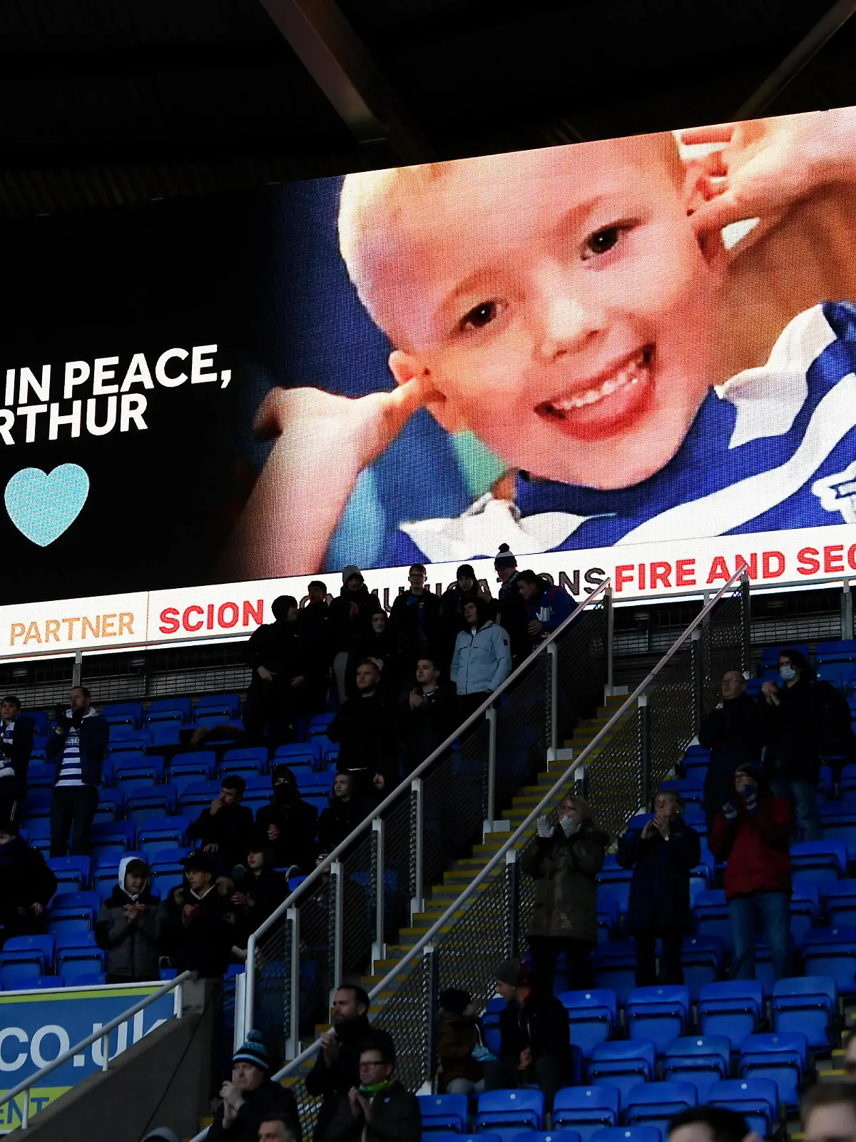 Fußball, Arthur Labinjo-Hughes Gedenken in Englands Stadien Reading v Hull City EFL Sky Bet Championship 04/12/2021. Fans stand for a minutes applause to pay tribute to the life of Arthur Labinjo-Hughes who died at the age of 6 in June last year during the EFL Sky Bet Championship match between Reading and Hull City at the Select Car Leasing Stadium, Reading, England on 4 December 2021. Reading Select Car Leasing Stadium Berkshire England Editorial use only DataCo restrictions apply See www.football-dataco.com PUBLICATIONxNOTxINxUK , Copyright: xGrahamxHuntx PSI-14192-0008