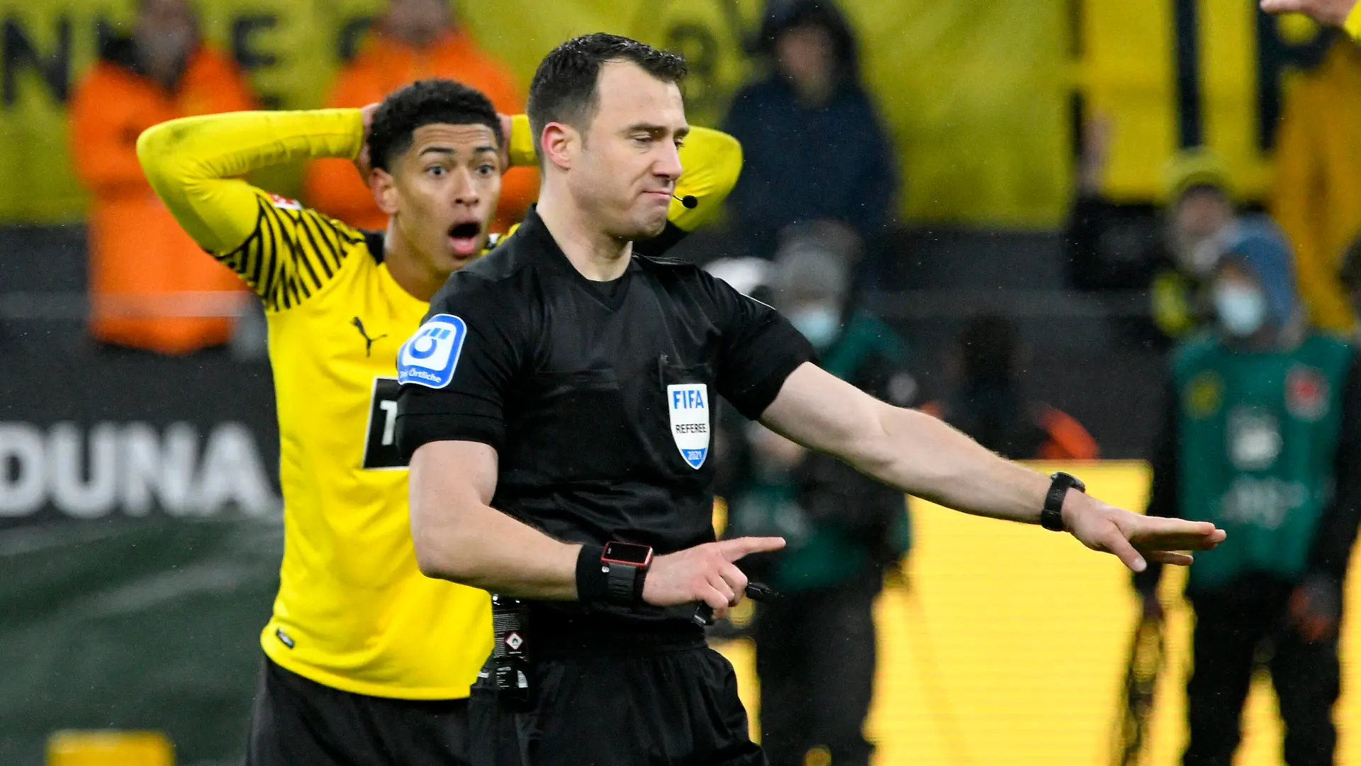 Signal Iduna Park Dortmund, 4.12.2021, 1. Fussball Bundesliga Saison 2021/22, 14. Spieltag, Borussia Dortmund BVB vs FC Bayern München FCB - Jude Bellingham BVB ist entsetzt über Schiedsrichter Felix Zwayer DFL REGULATIONS PROHIBIT ANY USE OF PHOTOGRAPHS AS IMAGE SEQUENCES AND/OR QUASI-VIDEO *** Signal Iduna Park Dortmund, 4 12 2021, 1 Football Bundesliga Season 2021 22, Matchday 14, Borussia Dortmund BVB vs FC Bayern Munich FCB Jude Bellingham BVB is appalled by referee Felix Zwayer DFL REGULATES PROHIBIT ANY USE OF PHOTOGRAPHS AS IMAGE SEQUENCES AND OR QUASI VIDEO