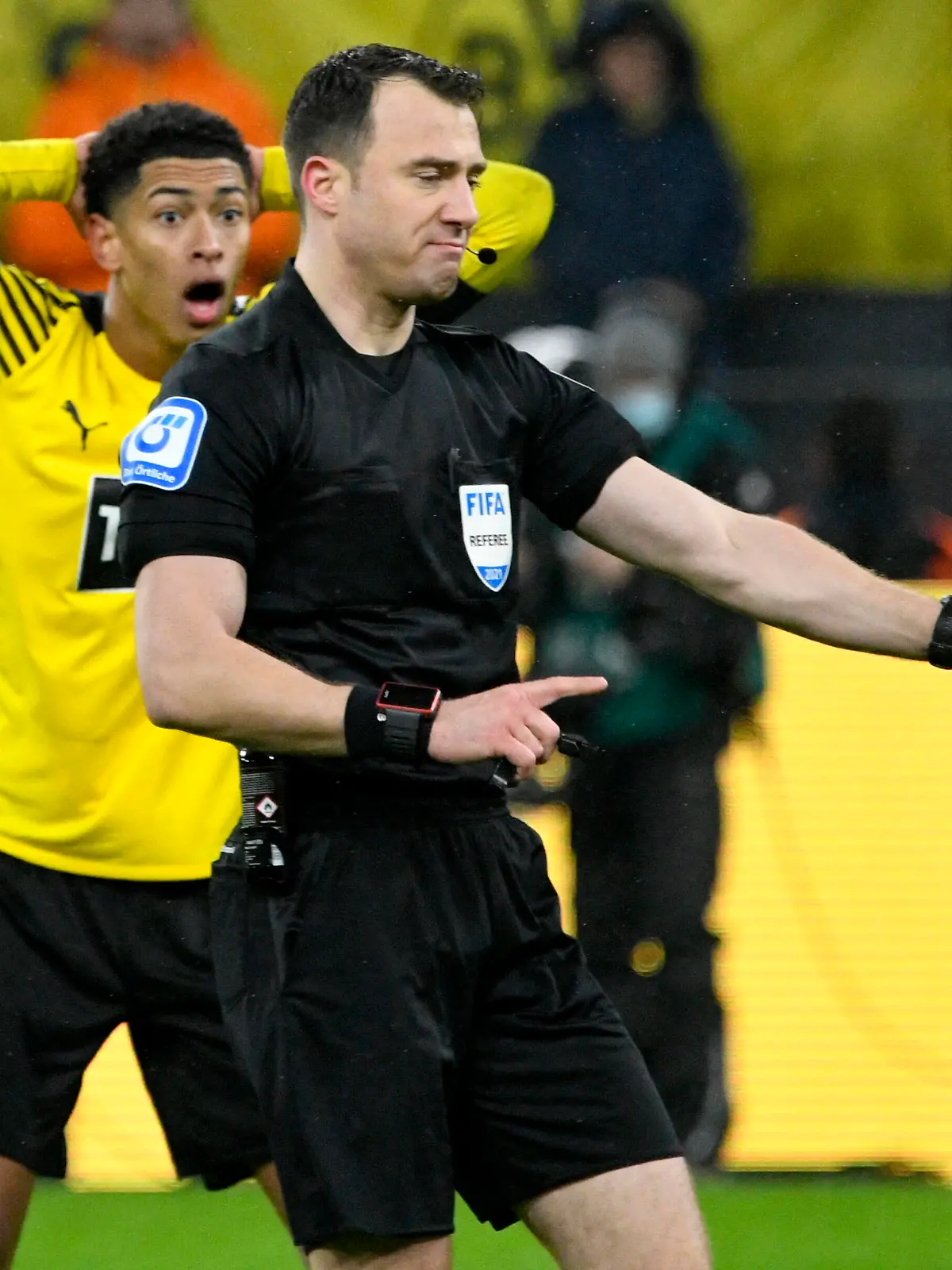  Signal Iduna Park Dortmund, 4.12.2021, 1. Fussball Bundesliga Saison 2021/22, 14. Spieltag, Borussia Dortmund BVB vs FC Bayern München FCB - Jude Bellingham BVB ist entsetzt über Schiedsrichter Felix Zwayer DFL REGULATIONS PROHIBIT ANY USE OF PHOTOGRAPHS AS IMAGE SEQUENCES AND/OR QUASI-VIDEO *** Signal Iduna Park Dortmund, 4 12 2021, 1 Football Bundesliga Season 2021 22, Matchday 14, Borussia Dortmund BVB vs FC Bayern Munich FCB Jude Bellingham BVB is appalled by referee Felix Zwayer DFL REGULATES PROHIBIT ANY USE OF PHOTOGRAPHS AS IMAGE SEQUENCES AND OR QUASI VIDEO