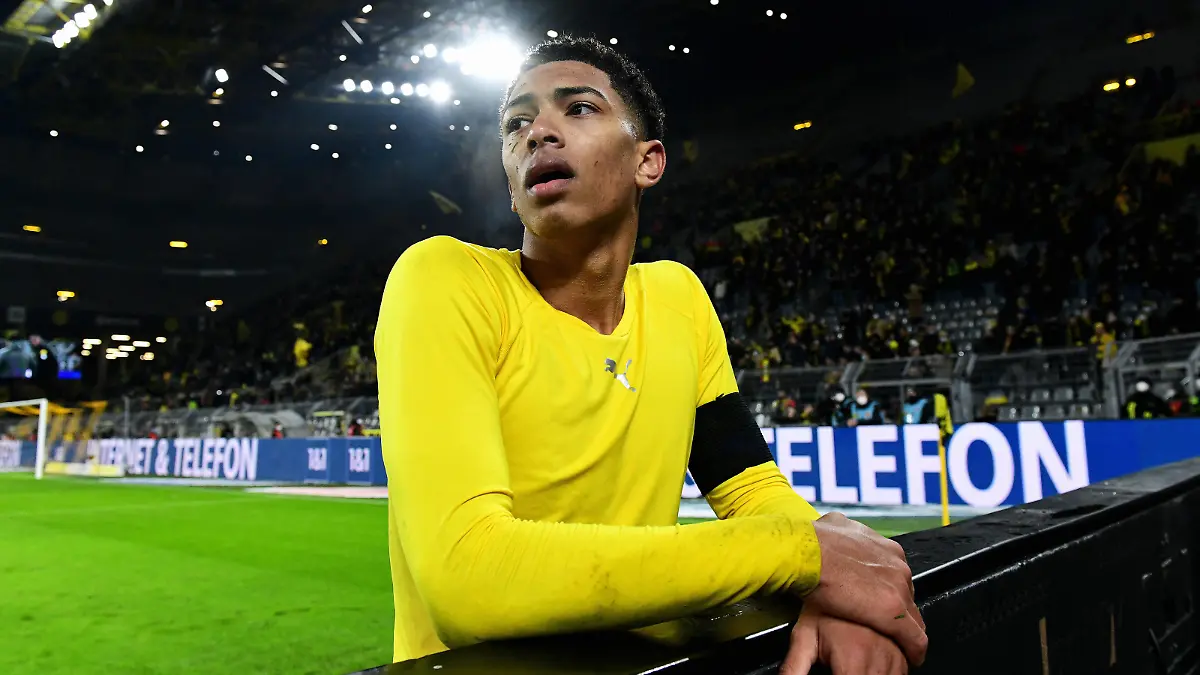 Fussball, Bundesliga, Deutschland, Herren, Saison 2021/2022, 14. Spieltag, Signal Iduna Park Dortmund: Bor. Dortmund, BVB gelb - FC Bayern München, FCB rot 2:3 Jude Bellingham BVB bedient nach Spielende. Enttäuschung, Frust, Aktion, Einzelbild. DFB/DFL REGULATIONS PROHIBIT ANY USE OF PHOTOGRAPHS AS IMAGE SEQUENCES AND/OR QUASI-VIDEO *** Football, Bundesliga, Germany, Men, Season 2021 2022, 14 Matchday, Signal Iduna Park Dortmund Bor Dortmund, BVB yellow FC Bayern Munich, FCB red 2 3 Jude Bellingham BVB served after end of match disappointment, frustration, action, single picture DFB DFL REGULATIONS PROHIBIT ANY USE OF PHOTOGRAPHS AS IMAGE SEQUENCES AND OR QUASI VIDEO