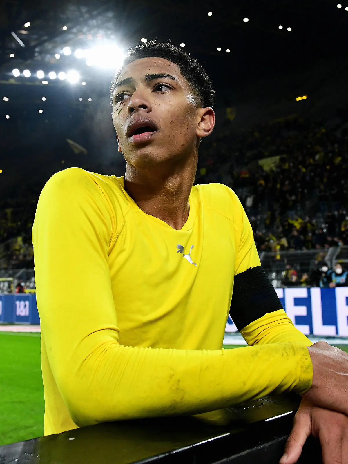  Fussball, Bundesliga, Deutschland, Herren, Saison 2021/2022, 14. Spieltag, Signal Iduna Park Dortmund: Bor. Dortmund, BVB gelb - FC Bayern München, FCB rot 2:3 Jude Bellingham BVB bedient nach Spielende. Enttäuschung, Frust, Aktion, Einzelbild. DFB/DFL REGULATIONS PROHIBIT ANY USE OF PHOTOGRAPHS AS IMAGE SEQUENCES AND/OR QUASI-VIDEO *** Football, Bundesliga, Germany, Men, Season 2021 2022, 14 Matchday, Signal Iduna Park Dortmund Bor Dortmund, BVB yellow FC Bayern Munich, FCB red 2 3 Jude Bellingham BVB served after end of match disappointment, frustration, action, single picture DFB DFL REGULATIONS PROHIBIT ANY USE OF PHOTOGRAPHS AS IMAGE SEQUENCES AND OR QUASI VIDEO