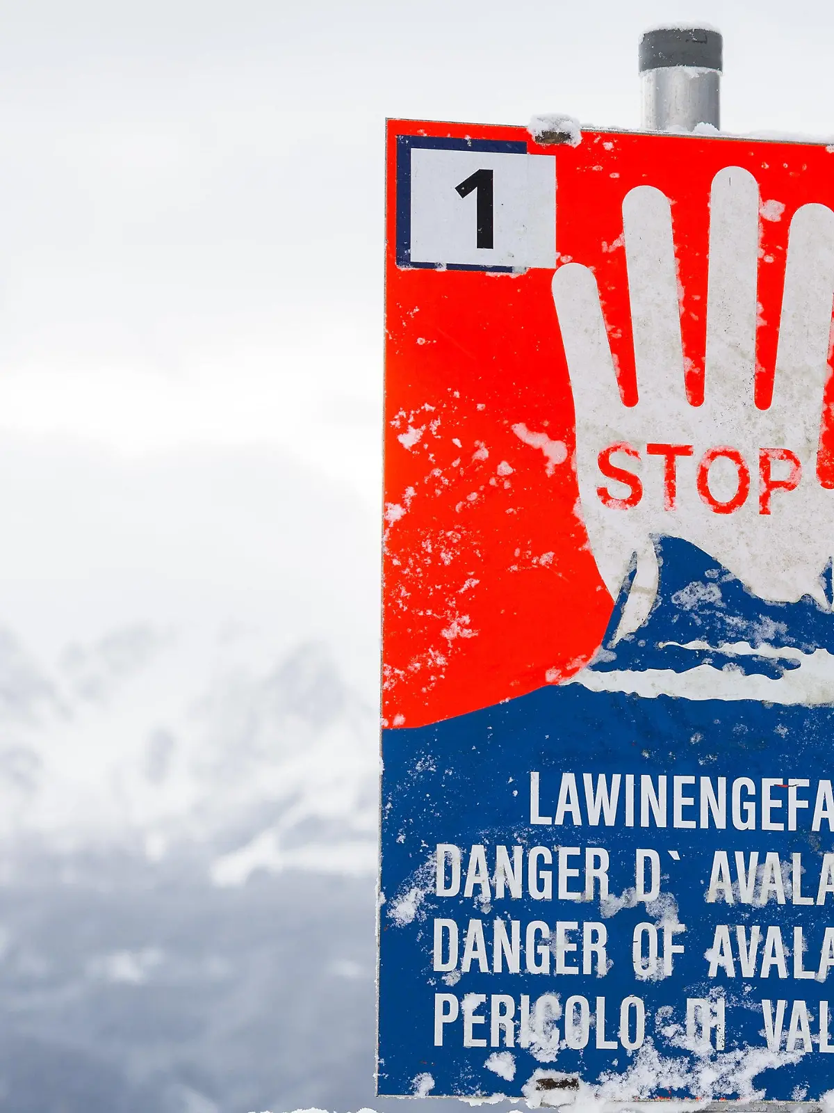 ARCHIV - 03.01.2019, Österreich, Innsbruck: ILLUSTRATION - Ein Warnschild mit der Aufschrift "Stop- Lawinengefahr" ist im Raum Innsbruck zu sehen. (ILLUSTRATION zu dpa: "Drei Deutsche bei Lawinenabgang in Österreich getötet" vom 13.01.2019) Foto: Jakob Gruber/APA/dpa +++ dpa-Bildfunk +++