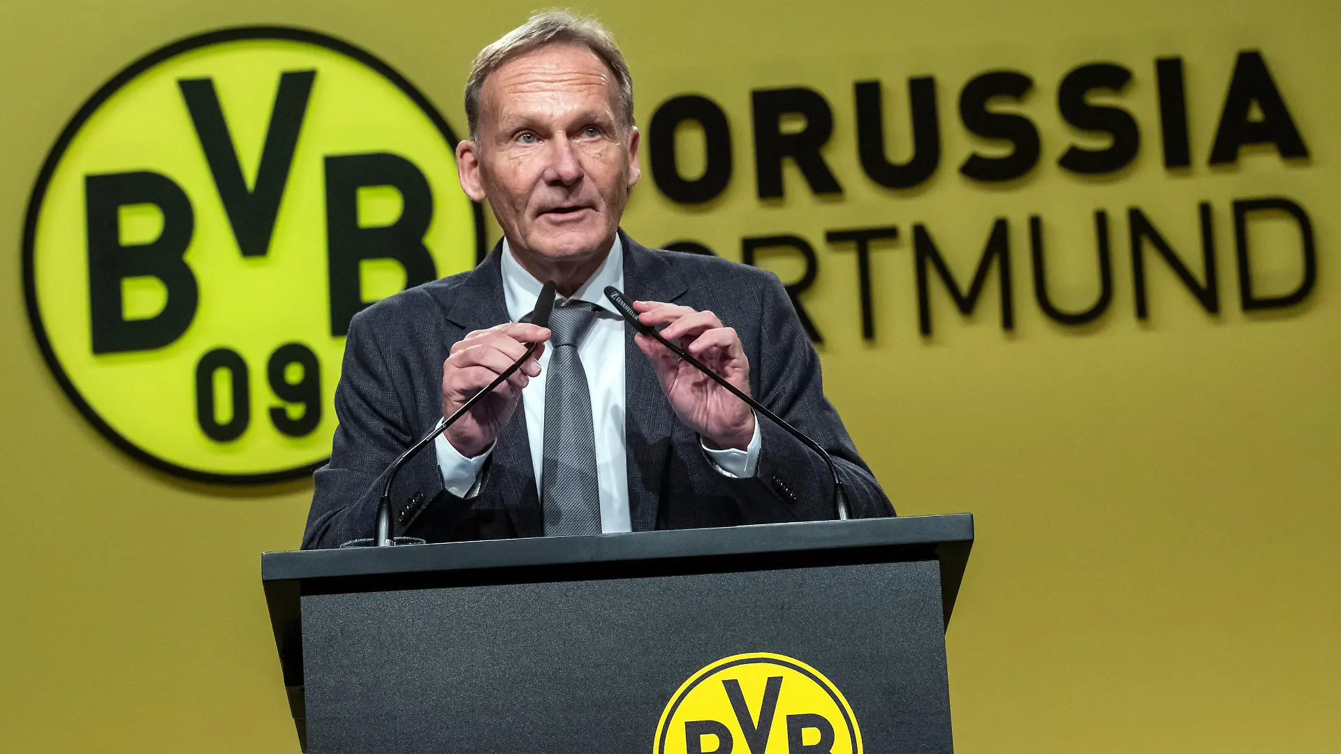 Hans-Joachim Watzke, Geschäftsführer des Fußball-Bundesligisten Borussia Dortmund, spricht bei der Mitgliederversammlung seines Vereins.
