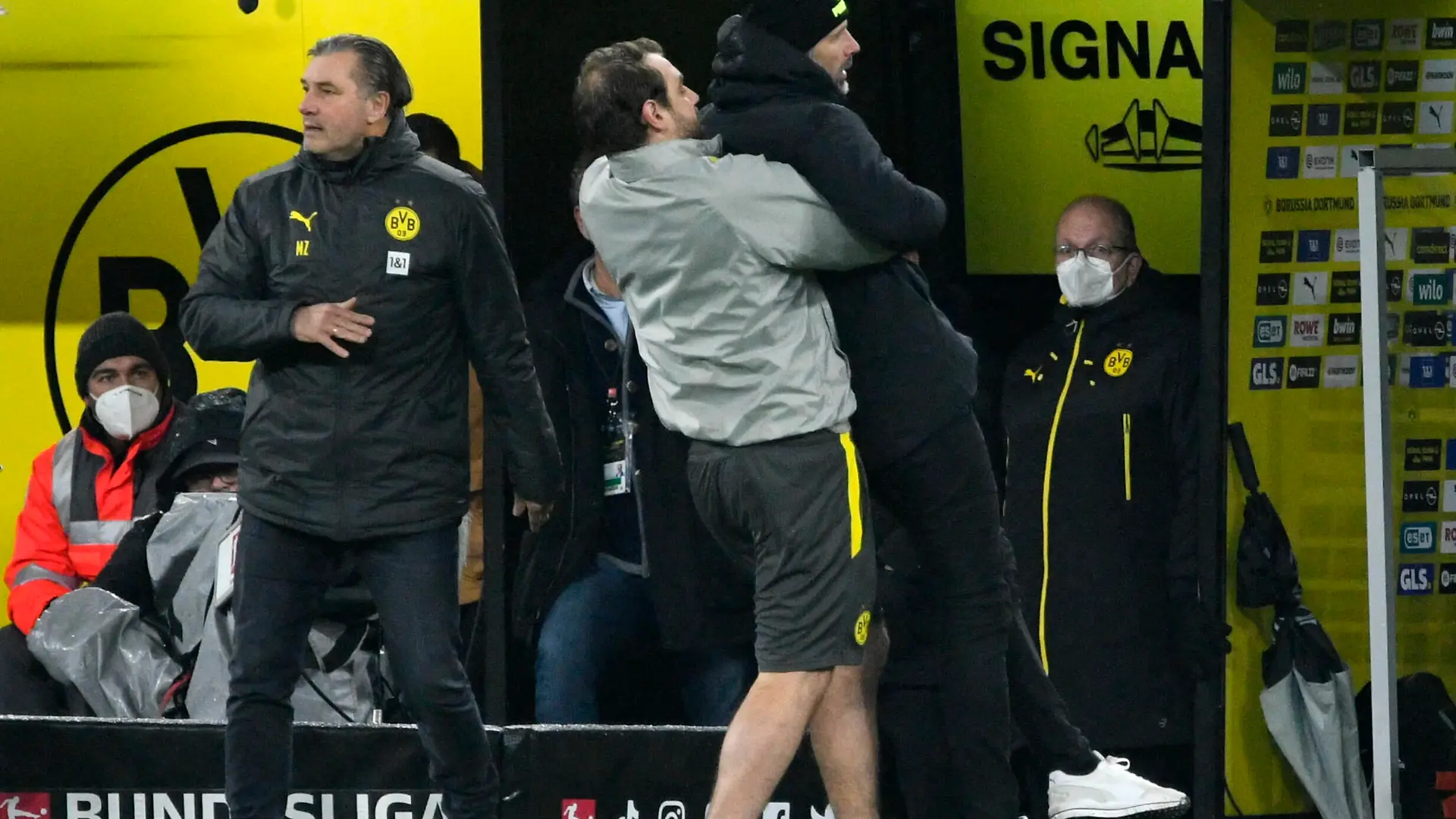 Signal Iduna Park Dortmund, 4.12.2021, 1. Fussball Bundesliga Saison 2021/22, 14. Spieltag, Borussia Dortmund BVB vs FC Bayern München FCB - Ein Betreuer packt sich Trainer Marco Rose BVB und trägt ihn aus der Schusslinie. Rose hatte sich vehement bei Schiedsrichter Zwayer über dessen Entscheidung zum Elfmeter für Bayern beschwert. Er wurde später auf die Tribüne verbannt. links Michael Zorc DFL REGULATIONS PROHIBIT ANY USE OF PHOTOGRAPHS AS IMAGE SEQUENCES AND/OR QUASI-VIDEO *** Signal Iduna Park Dortmund, 4 12 2021, 1 Football Bundesliga Season 2021 22, Matchday 14, Borussia Dortmund BVB vs FC Bayern Munich FCB An attendant grabs BVB coach Marco Rose and carries him out of the firing line Rose had vehemently complained to referee Zwayer about his decision to award Bayern a penalty He was later banished to the stands left Michael Zorc DFL REGULATES PROHIBIT ANY USE OF PHOTOGRAPHS AS IMAGE SEQUENCES AND OR QUASI VIDEO